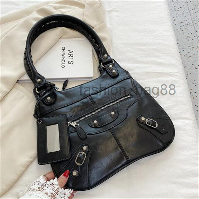 Messenger bag Luxury Design Le Cagole Shoulder Bags Handbags Women's Retro Large Capacity Underarm Bag Rivet Lady Cosmetic Tote Bucket 2022, 88
Messenger bag Luxury Design Le Cagole Shoulder Bags Handbags Women's Retro Large Capacity Underarm Bag Rivet Lady Cosmetic Tote Bucket 2022, 88