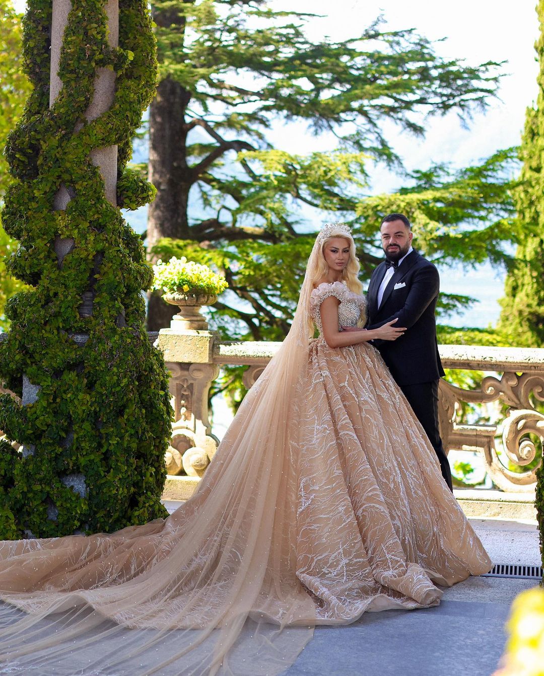 Saudi Arabia Princess Sparkly Ball Gown Wedding Dress Pearls Beading Short Sleeve Puffy Bride Dresses Robe De Mariee