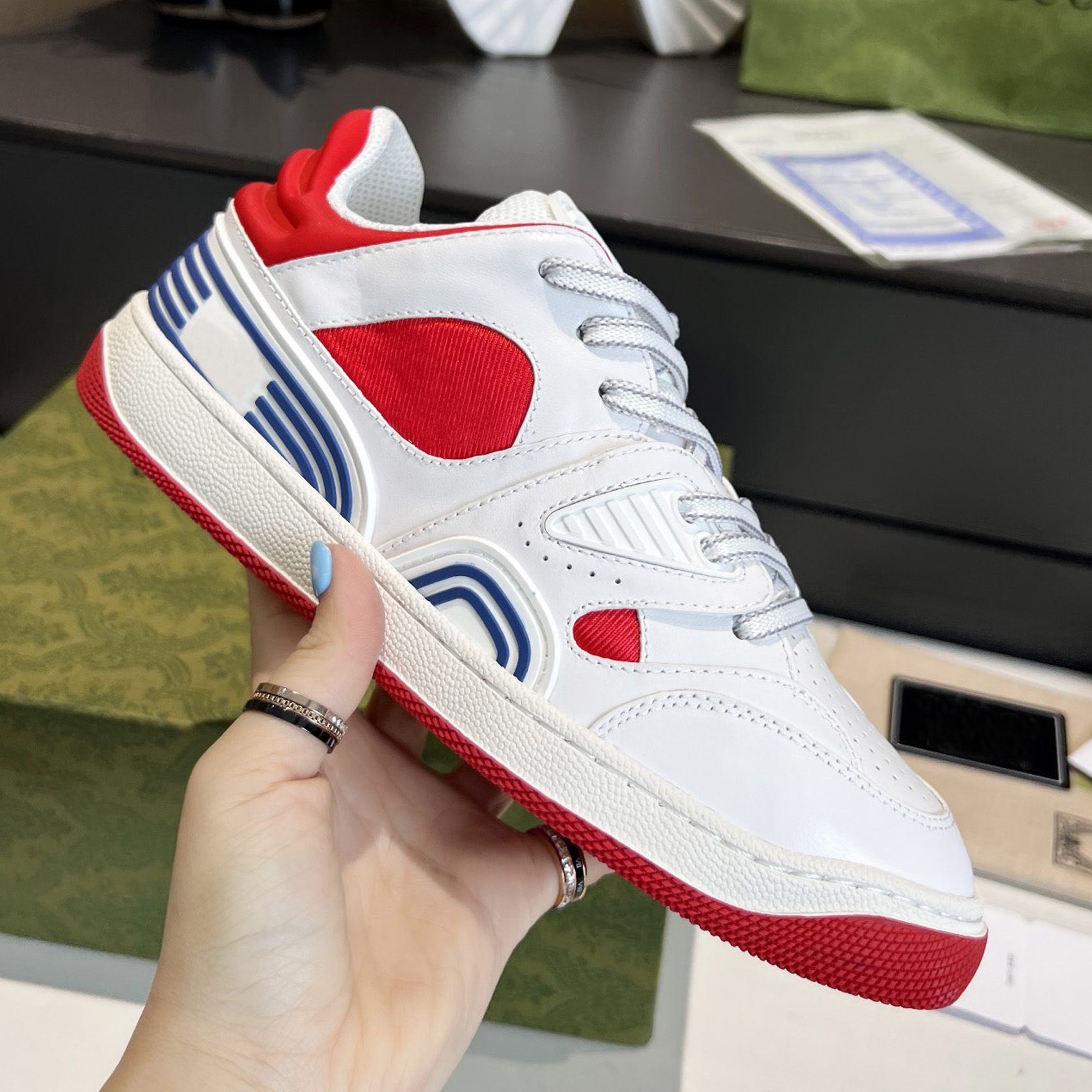 Shoes Luxury Designer Women Sneakers Basket Sneaker Interlocking G low-top Sneaker Contrast Color Ankle Mesh Thickening Sport Shoe Come Box
Shoes Luxury Designer Women Sneakers Basket Sneaker Interlocking G low-top Sneaker Contrast Color Ankle Mesh Thickening Sport Shoe Come Box