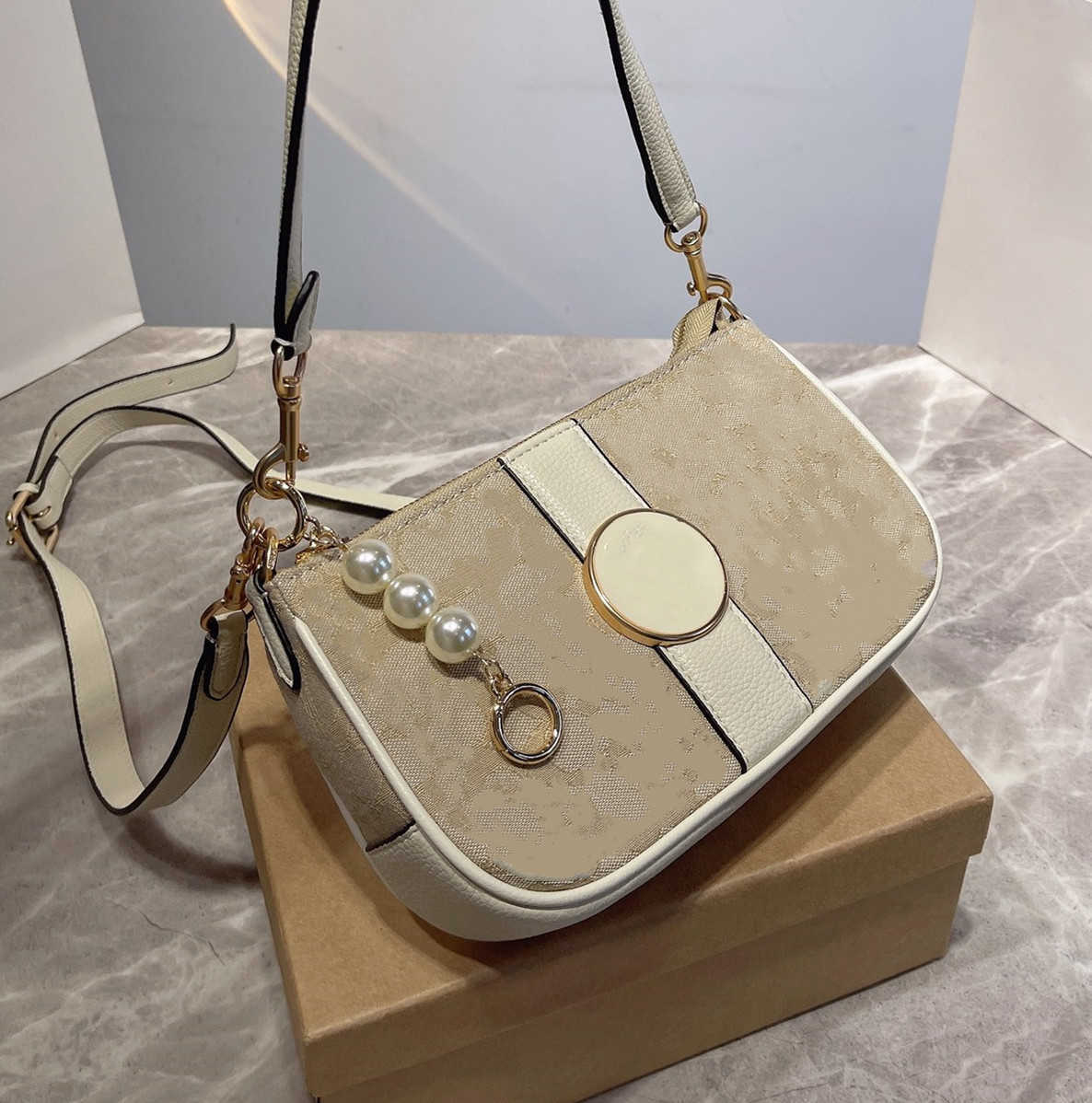 Pearl series mahjong bag fashion luxury handbag retro high-end atmosphere One Shoulder Messenger Bag high quality Totes, Make up thedifference
Pearl series mahjong bag fashion luxury handbag retro high-end atmosphere One Shoulder Messenger Bag high quality Totes, Make up thedifference