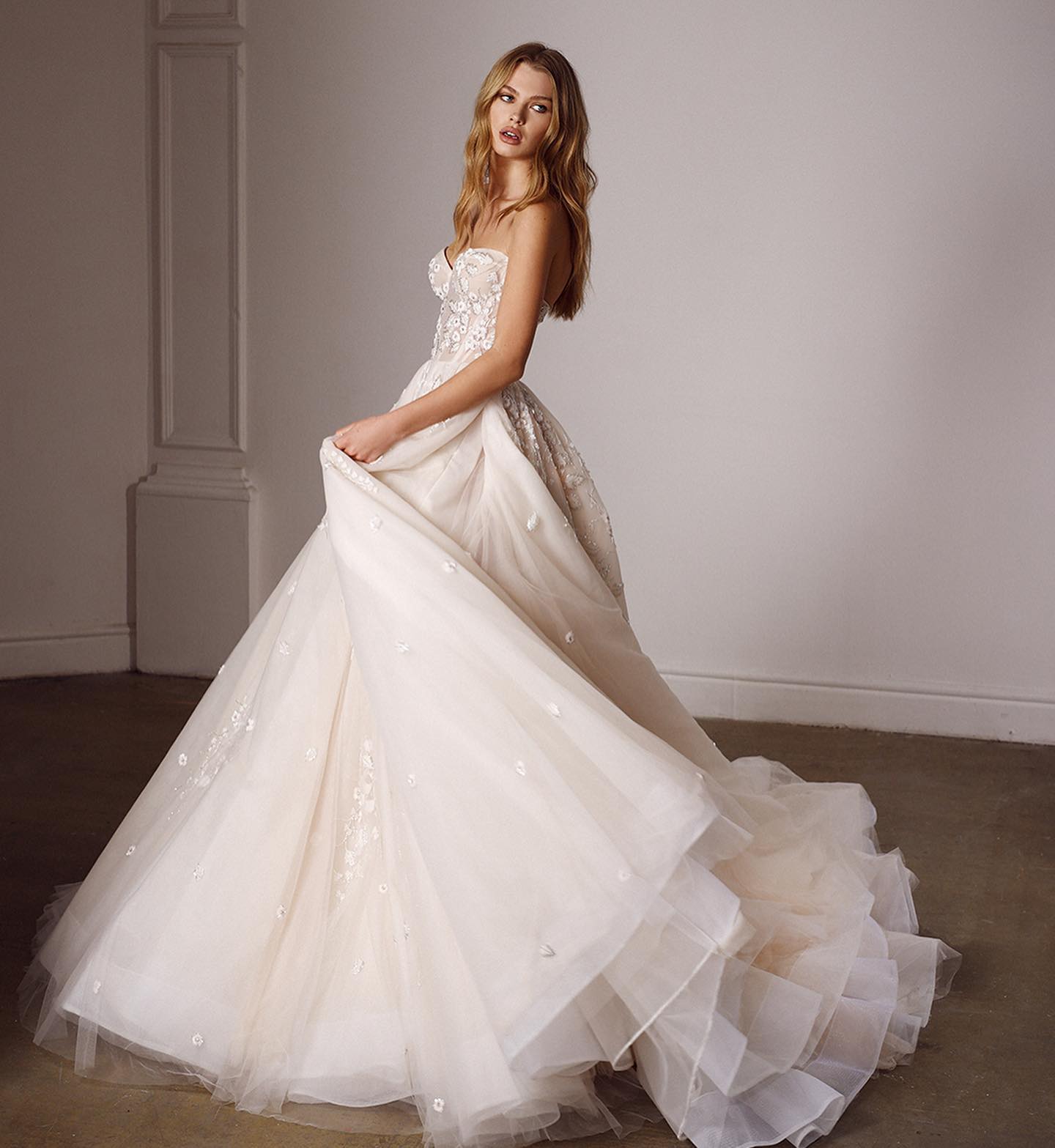 Stunning Beaded Wedding Dresses Sweetheart Neckline Bridal Gowns Lace Appliqued Sweep Train Tulle Vestido De Novia