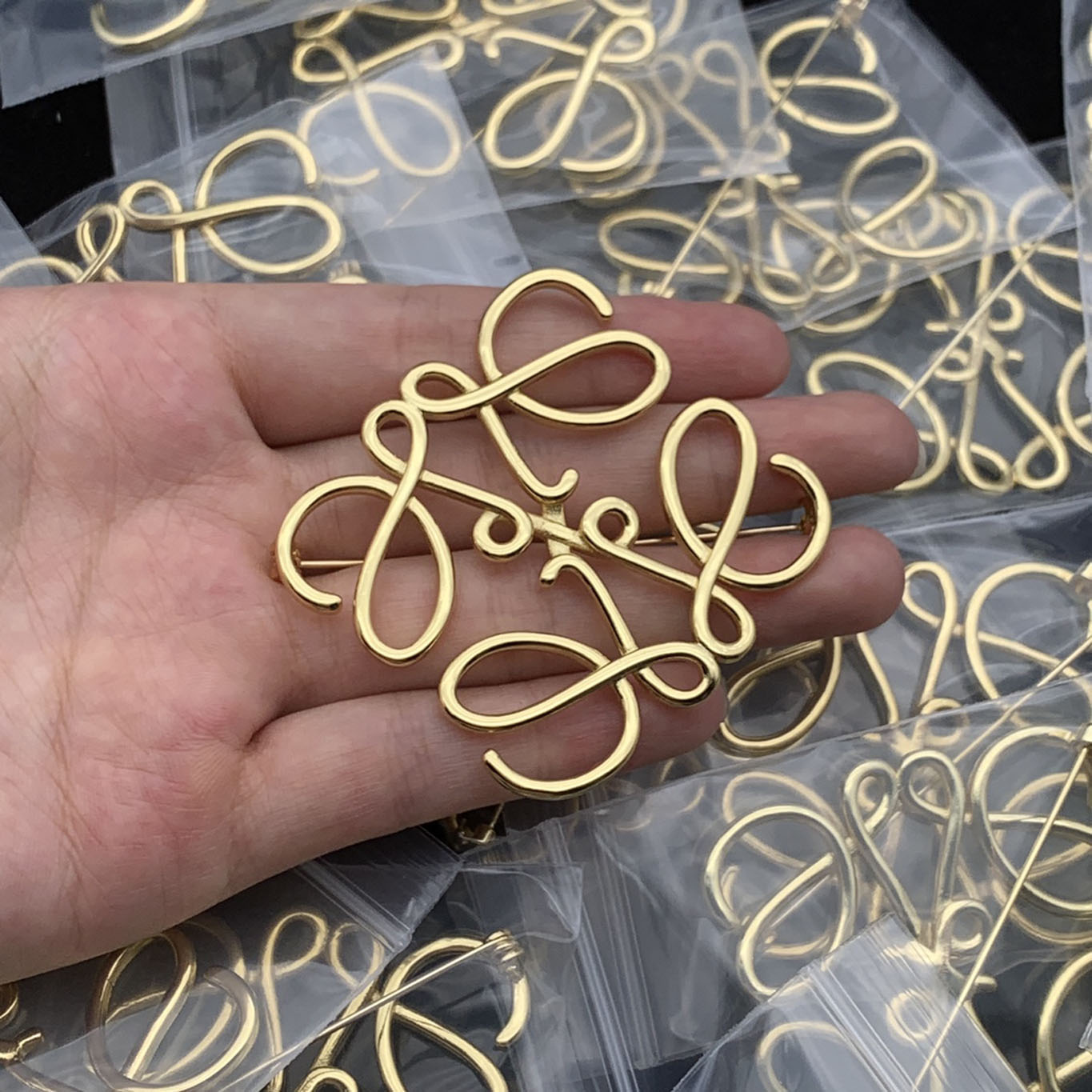 23ss 20style Designer Brooch Classic Double Letter Diamond Pins Fashion Jewelry Wholesale Price Engagement
23ss 20style Designer Brooch Classic Double Letter Diamond Pins Fashion Jewelry Wholesale Price Engagement
