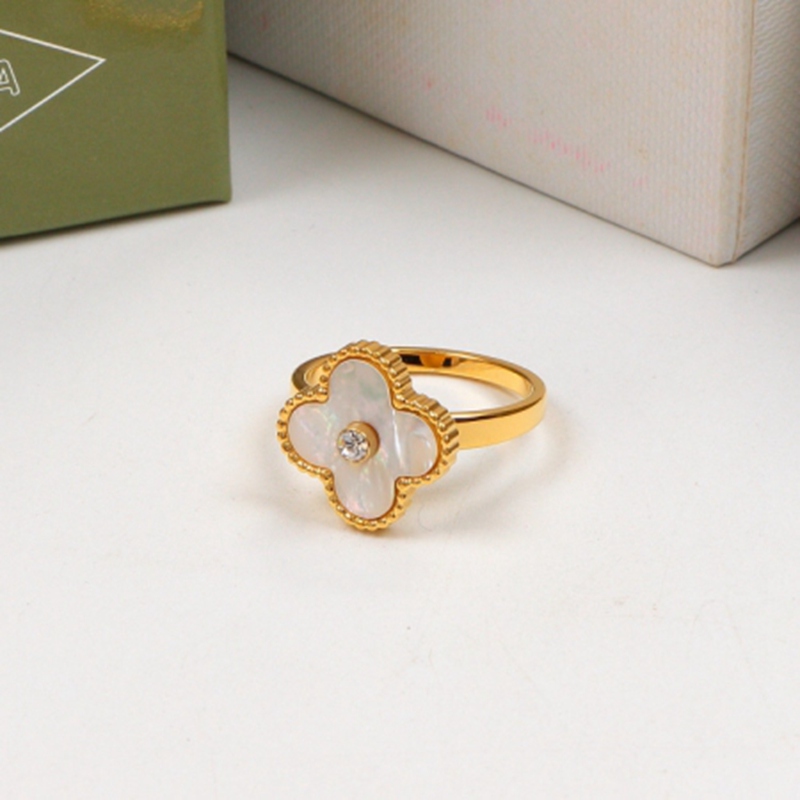 Womens Designer Clover Rings Fashion Four-leaf Flowers Band Diamond Ring Shell Titanium Steel Lovers Ring Jewelry