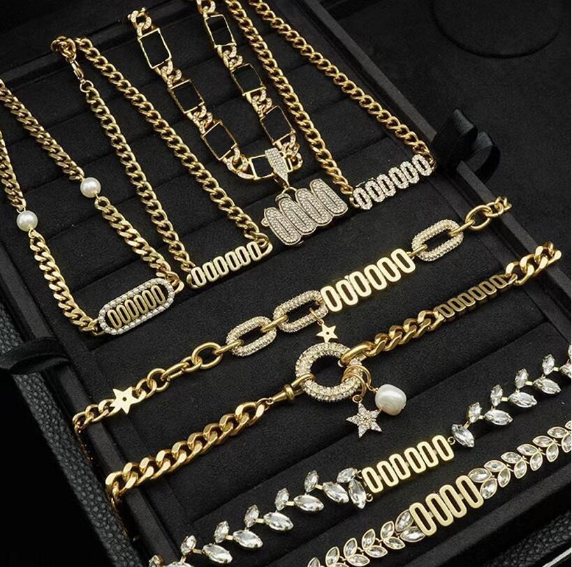 Women Designer Necklace Crystal Letter Pendant Necklaces Jewellery Womens Classic Pearl Clavicle Chain Valentine's Day Gift Jewelry
Women Designer Necklace Crystal Letter Pendant Necklaces Jewellery Womens Classic Pearl Clavicle Chain Valentine's Day Gift Jewelry