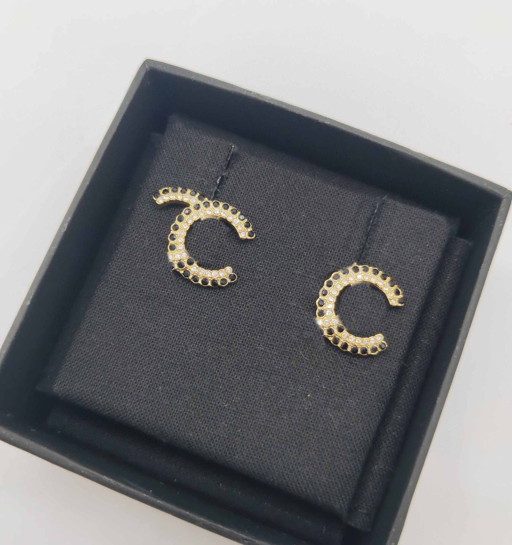 Top quality Charm stud earring with black and with diamond in 18k gold plated for women wedding jewelry gift have box stamp PS7092A
Top quality Charm stud earring with black and with diamond in 18k gold plated for women wedding jewelry gift have box stamp PS7092A