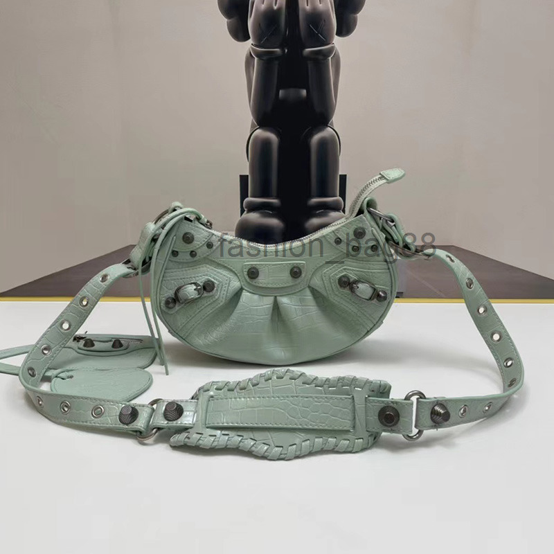 A Quality Women Le Cagole Motorcycle shoulder Bags luxury Designers Genuine leather crossbody clutch purse Crocodile Pattern Half Crescent Dumpling Bag 2022, 88
A Quality Women Le Cagole Motorcycle shoulder Bags luxury Designers Genuine leather crossbody clutch purse Crocodile Pattern Half Crescent Dumpling Bag 2022, 88