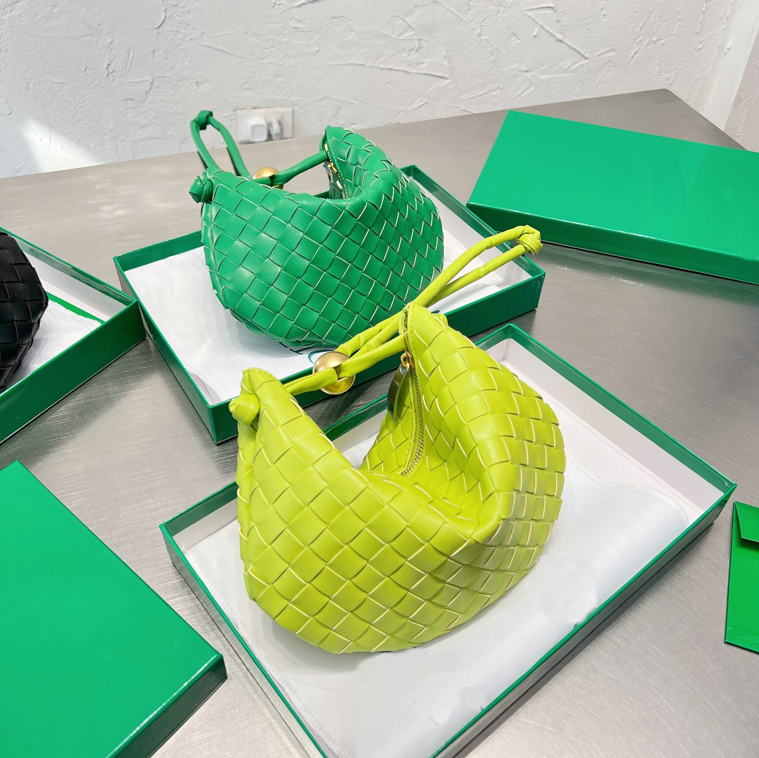 2022 New Genuine Leather Woven Bags Crossbody Knotted Handle Casual Handbag Dumpling Handbag Tote Bag, Green
2022 New Genuine Leather Woven Bags Crossbody Knotted Handle Casual Handbag Dumpling Handbag Tote Bag, Green