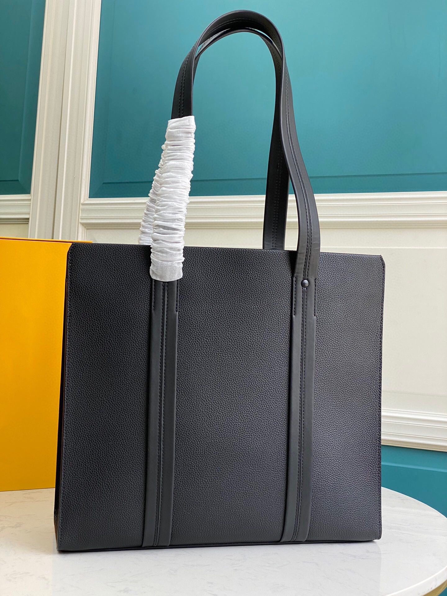 7A high end custom quality bag designer tote Minimalism Aerogram WOMEN MEN Grainflat Genuine Leather Medium Plain Handbags Lock fashion totes cross body bags M57308, Black
7A high end custom quality bag designer tote Minimalism Aerogram WOMEN MEN Grainflat Genuine Leather Medium Plain Handbags Lock fashion totes cross body bags M57308, Black