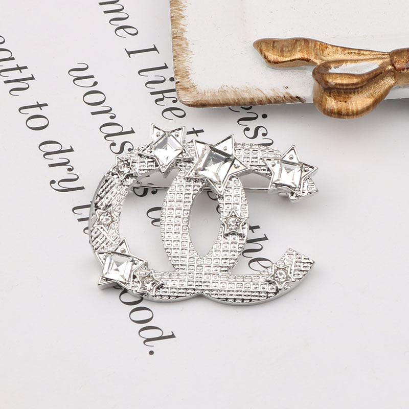 Luxury Women Men Designer Brand Letter Brooches 18K Gold Plated Inlay Crystal Rhinestone Jewelry Brooch Charm Pearl Pin STAR Marry Christmas Party Gift Accessorie
Luxury Women Men Designer Brand Letter Brooches 18K Gold Plated Inlay Crystal Rhinestone Jewelry Brooch Charm Pearl Pin STAR Marry Christmas Party Gift Accessorie