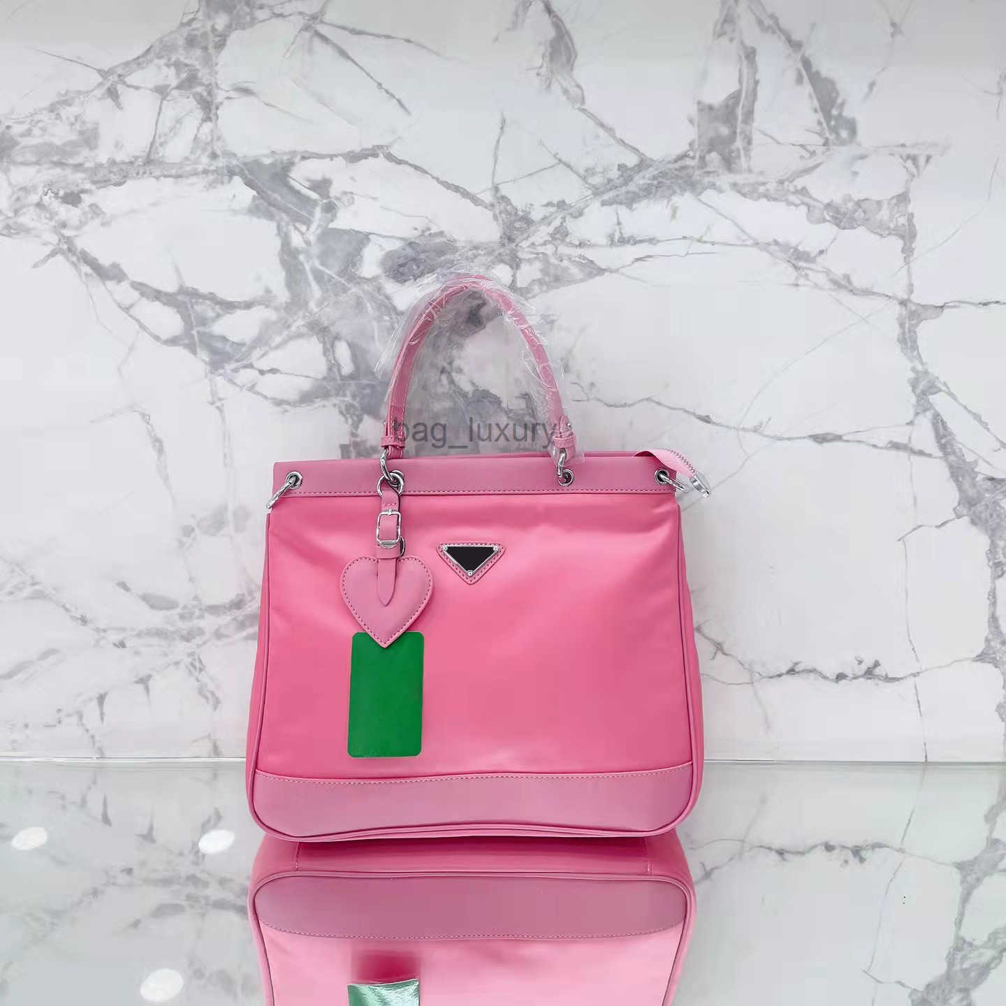 Shoulder Bags designer handbags Luxury large tote bags is made of high quality nylon material classic style fashionable single shoulder bag, Red
Shoulder Bags designer handbags Luxury large tote bags is made of high quality nylon material classic style fashionable single shoulder bag, Red