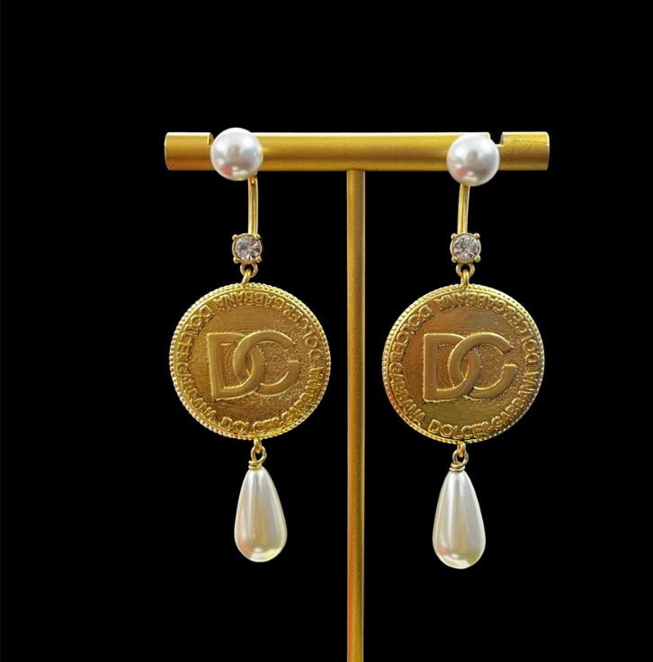 High quality new designed earring Stud GD Letters Pearls pendants Copper 18K gold plated Anti allergy women Earring ladies Designer Jewelry E06544
High quality new designed earring Stud GD Letters Pearls pendants Copper 18K gold plated Anti allergy women Earring ladies Designer Jewelry E06544