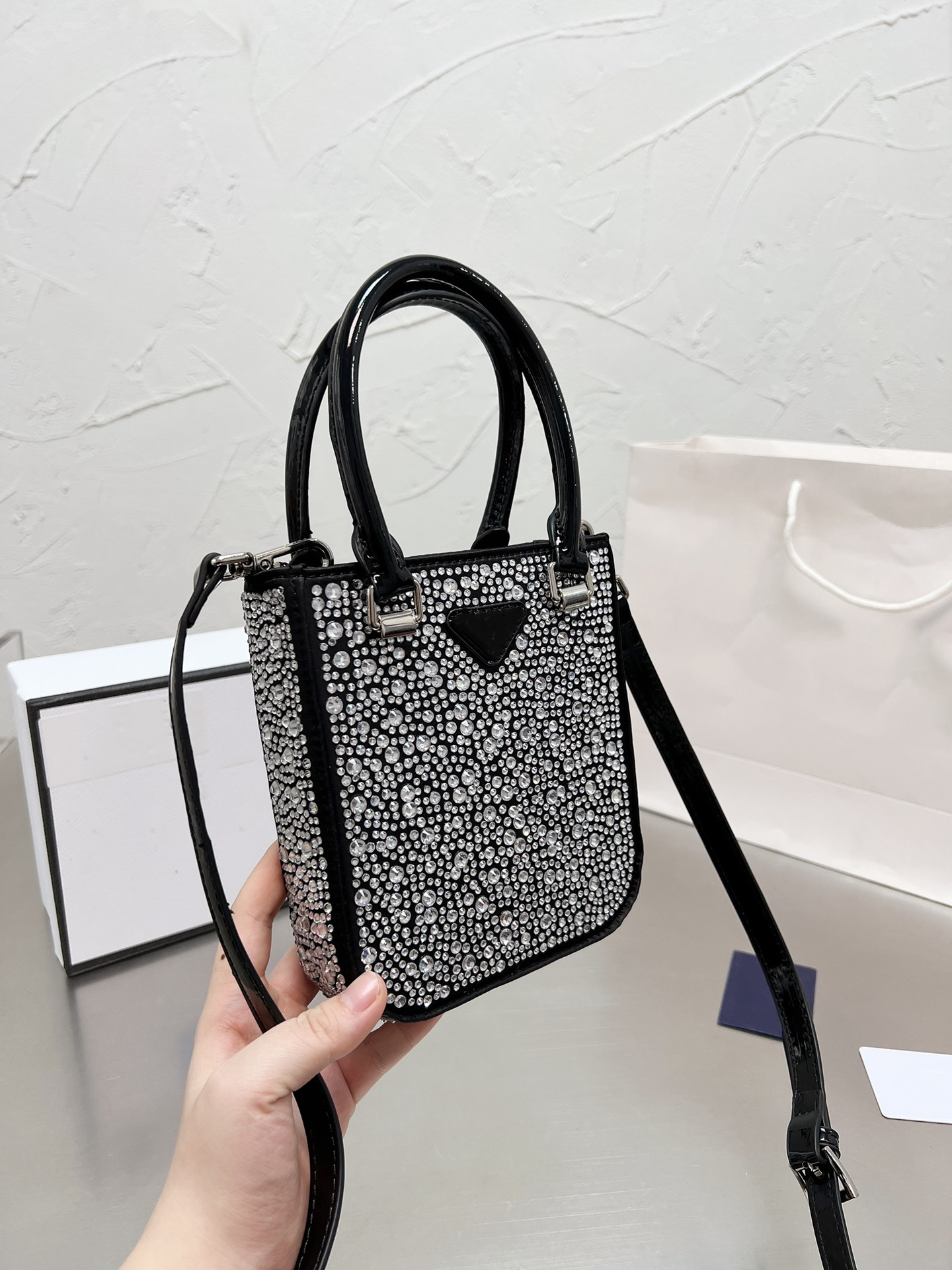 Woman Luxurys Men Designers Bags Lady Womens Crossbody Tote Hobo Shoulder Purses Handbags Bag Wallet Backpak and Box, Option 2
Woman Luxurys Men Designers Bags Lady Womens Crossbody Tote Hobo Shoulder Purses Handbags Bag Wallet Backpak and Box, Option 2
