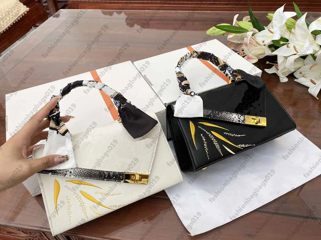 Designer classical vintage bags Beveled Cover Totes Women handle handbag Luxurys Ladies Cross body Shoulder Purse embossed Printing Monograms flaps
Designer classical vintage bags Beveled Cover Totes Women handle handbag Luxurys Ladies Cross body Shoulder Purse embossed Printing Monograms flaps
