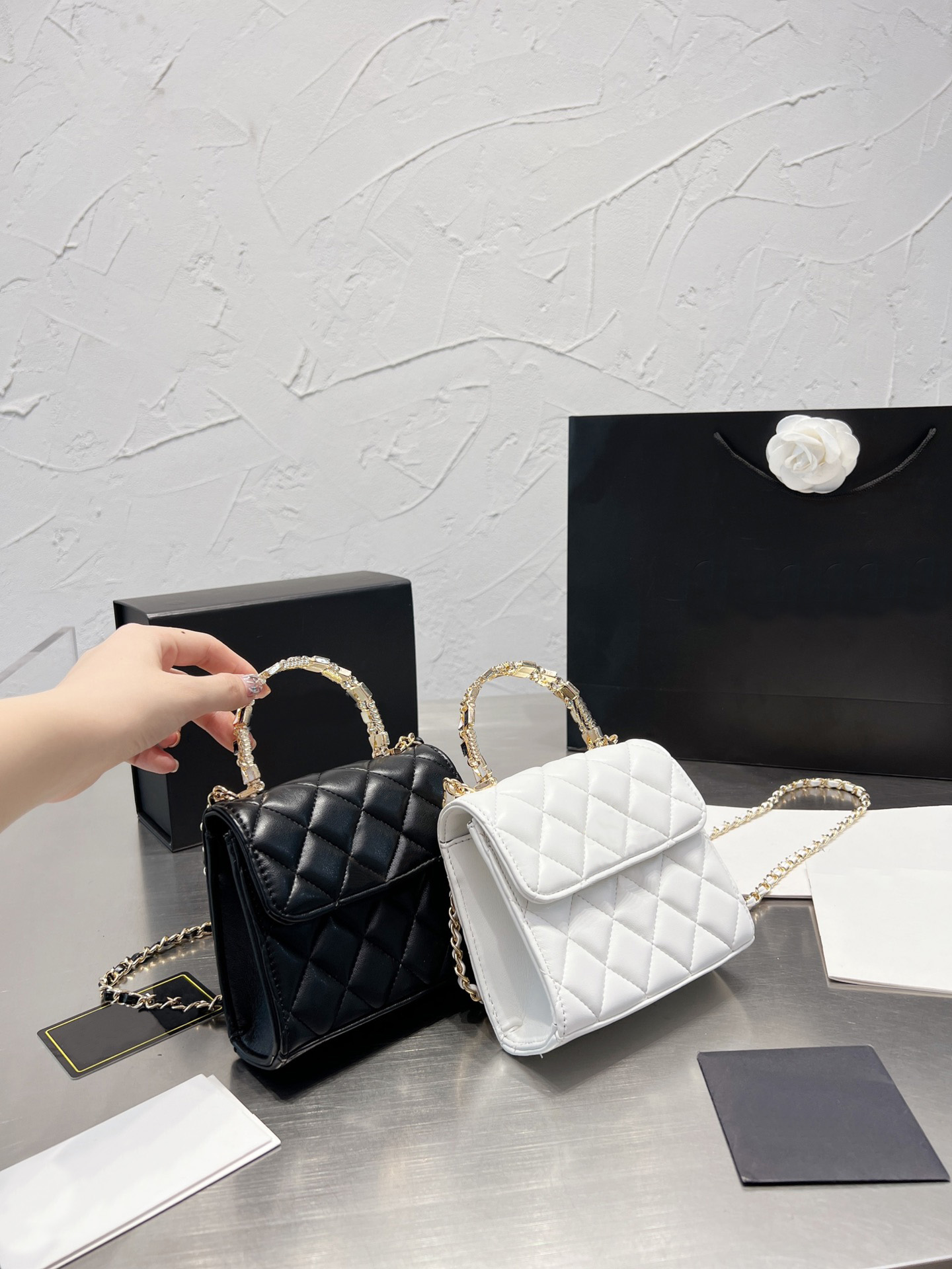 Neutral Enamel chain bag caviar delicate lychee cowhide wear-resistant and durable silver chain a little sassy Enamel color logo handbag Messenger Bags 14CM, Box
Neutral Enamel chain bag caviar delicate lychee cowhide wear-resistant and durable silver chain a little sassy Enamel color logo handbag Messenger Bags 14CM, Box