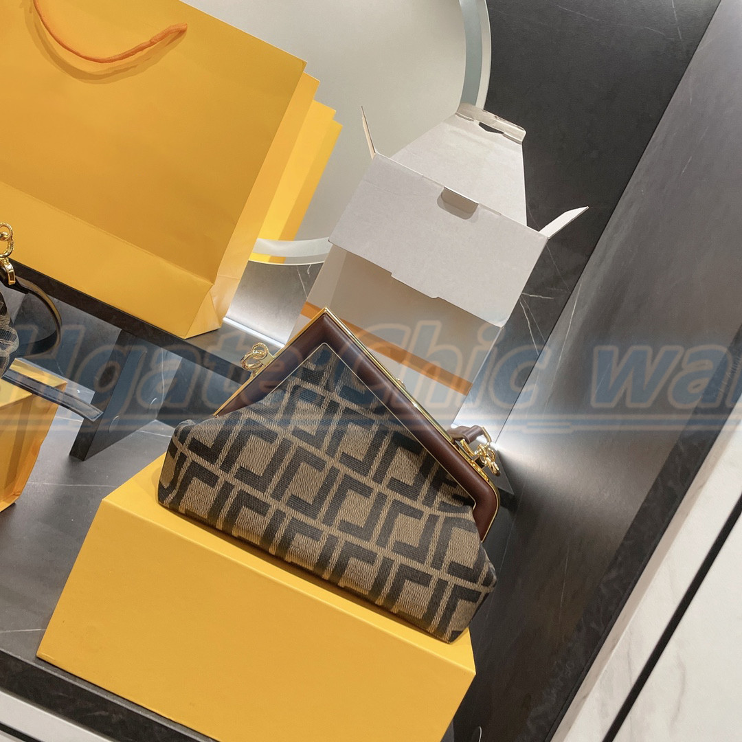 Luxury Designer Fend First clutch tote Bag large leather famous handbag classic old flower with shoulder strap Women's men wallet top quality fashion crossbody Bags, Box
Luxury Designer Fend First clutch tote Bag large leather famous handbag classic old flower with shoulder strap Women's men wallet top quality fashion crossbody Bags, Box