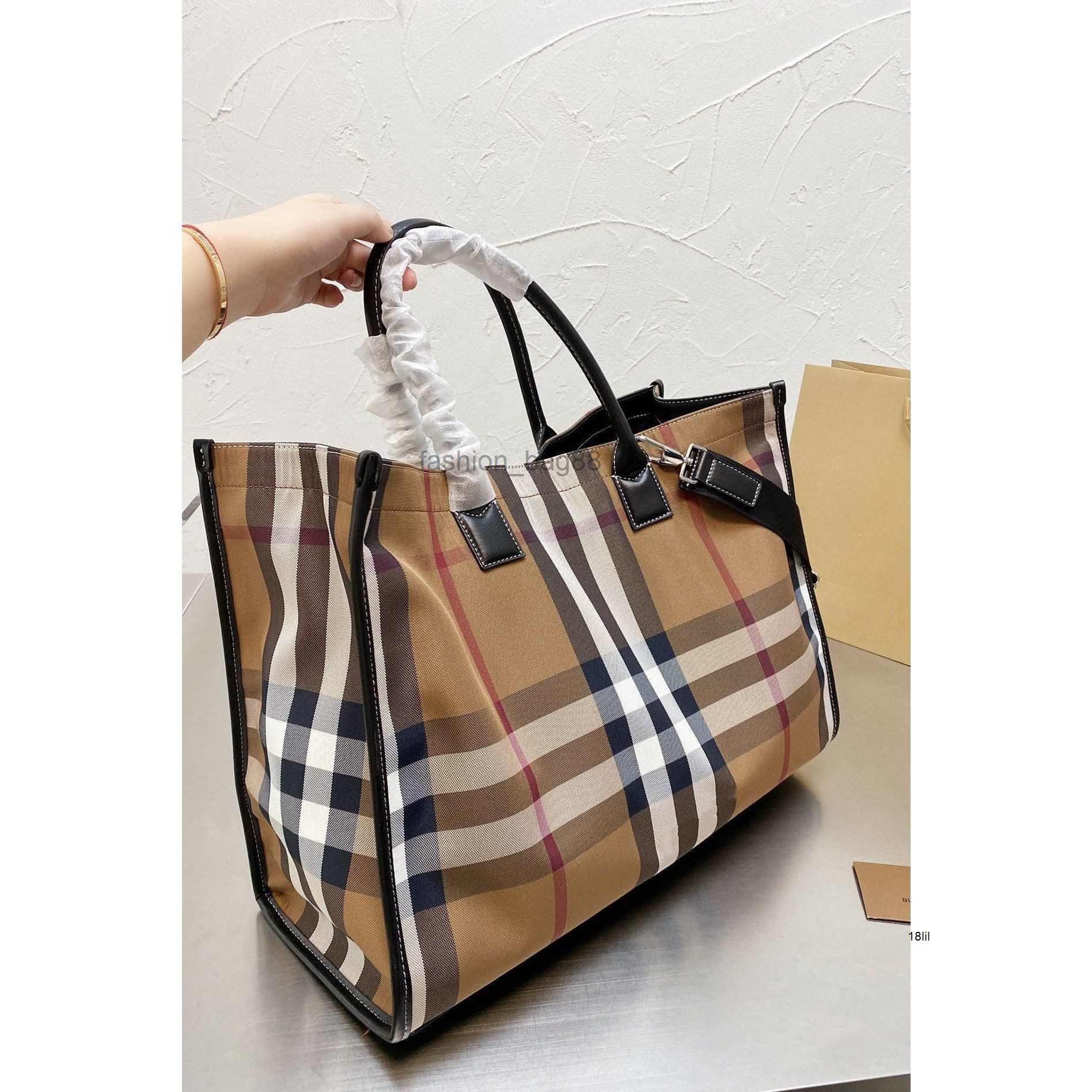 Messenger bag Designer 2022 Women Handbags B Europe America autumn winter portable shopping Mommy large capacity canvas color matching, 88
Messenger bag Designer 2022 Women Handbags B Europe America autumn winter portable shopping Mommy large capacity canvas color matching, 88