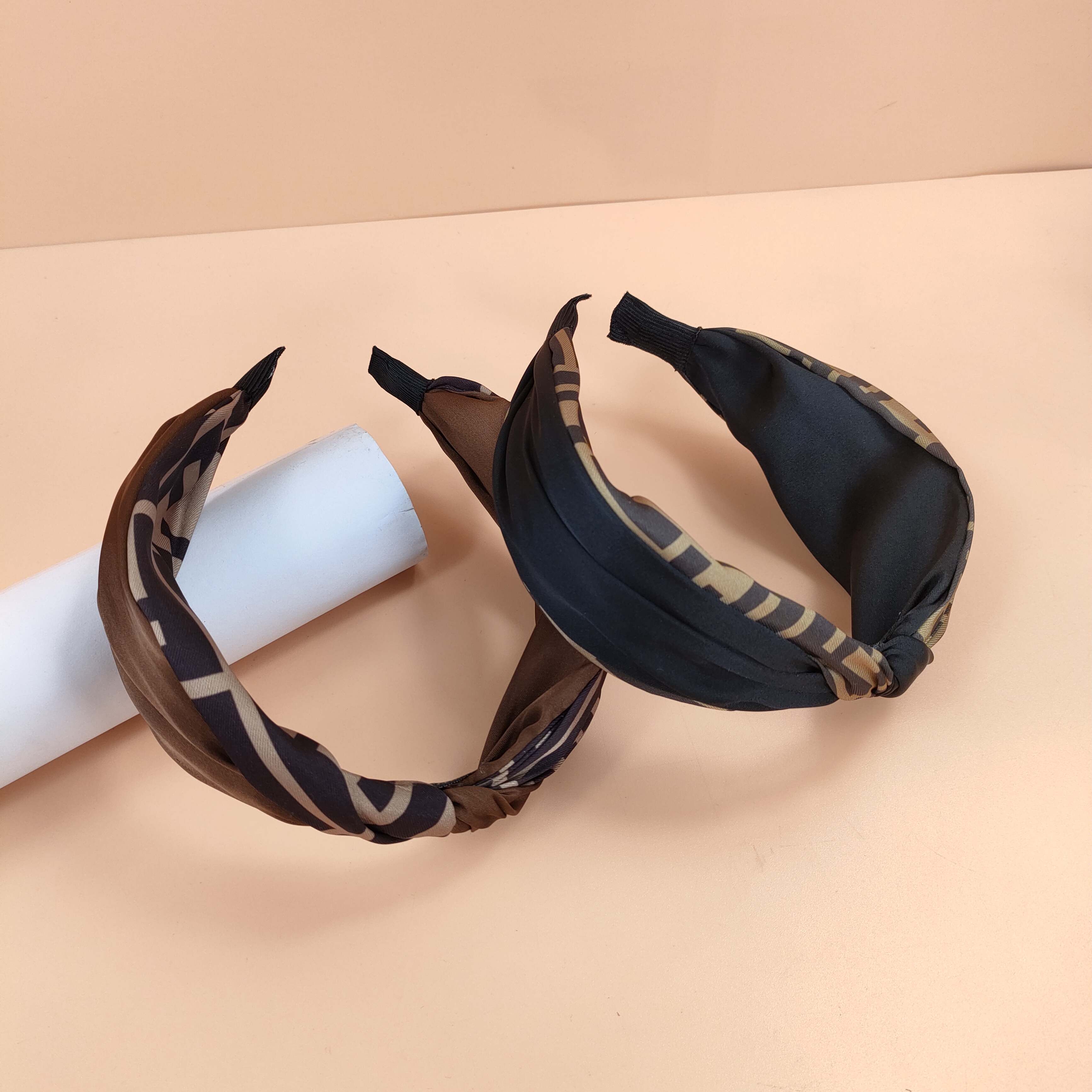 Brand Designer Letters Printing Cross Bowknot Headband for Women Korean Vintage Retro Wide Edge Cloth Hair Hoop Outdoor Sports Turban Headwrap Accessories
Brand Designer Letters Printing Cross Bowknot Headband for Women Korean Vintage Retro Wide Edge Cloth Hair Hoop Outdoor Sports Turban Headwrap Accessories