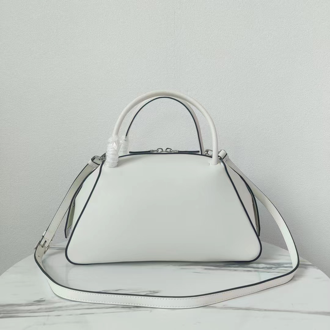 2022 autumn and winter new bowling bag shiny cowhide texture all-match single shoulder messenger hand carry fashion simple large capacity full leather pillow bags, Customize
2022 autumn and winter new bowling bag shiny cowhide texture all-match single shoulder messenger hand carry fashion simple large capacity full leather pillow bags, Customize