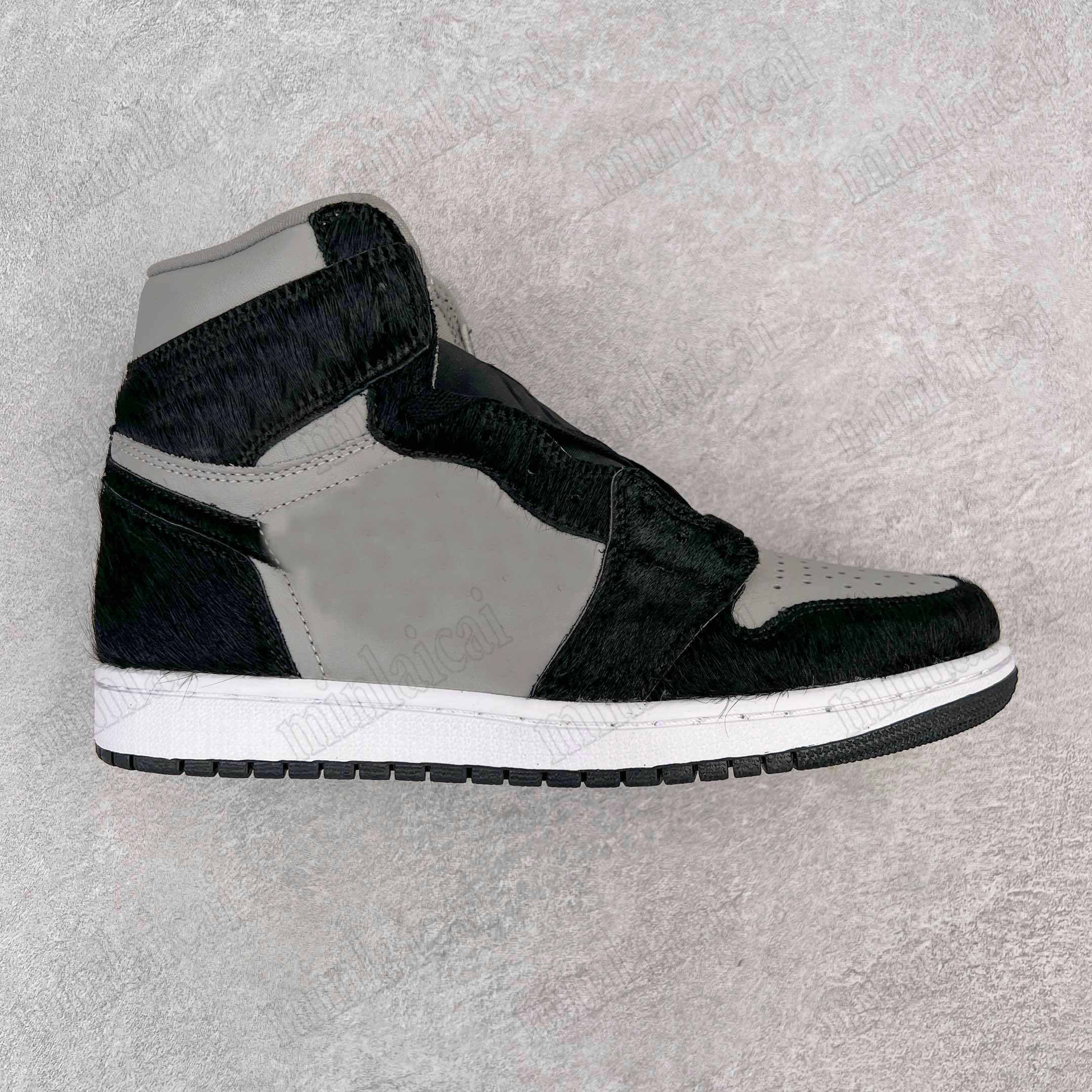 1 High Twist 2.0 WMNS Basketball Shoes 1s Pony hair Designer Sneakers DZ2523-001 Medium Grey Black White Jumpman OG Designers
1 High Twist 2.0 WMNS Basketball Shoes 1s Pony hair Designer Sneakers DZ2523-001 Medium Grey Black White Jumpman OG Designers