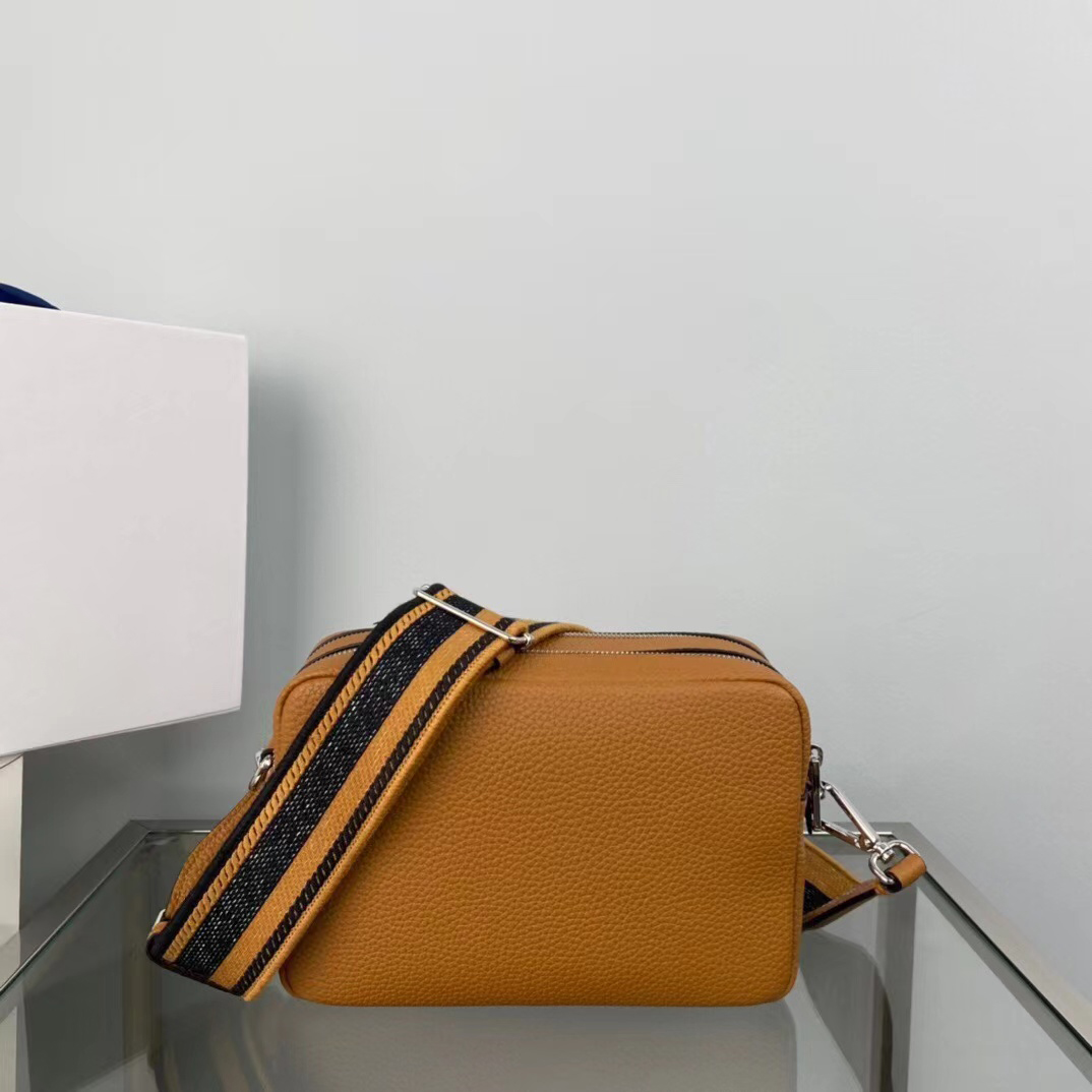 Luxury handbags Ladies famous brand bags fashion leather handmade art top calfskin European and American simple and cute mini wide shoulder straps solid color bag, Box
Luxury handbags Ladies famous brand bags fashion leather handmade art top calfskin European and American simple and cute mini wide shoulder straps solid color bag, Box