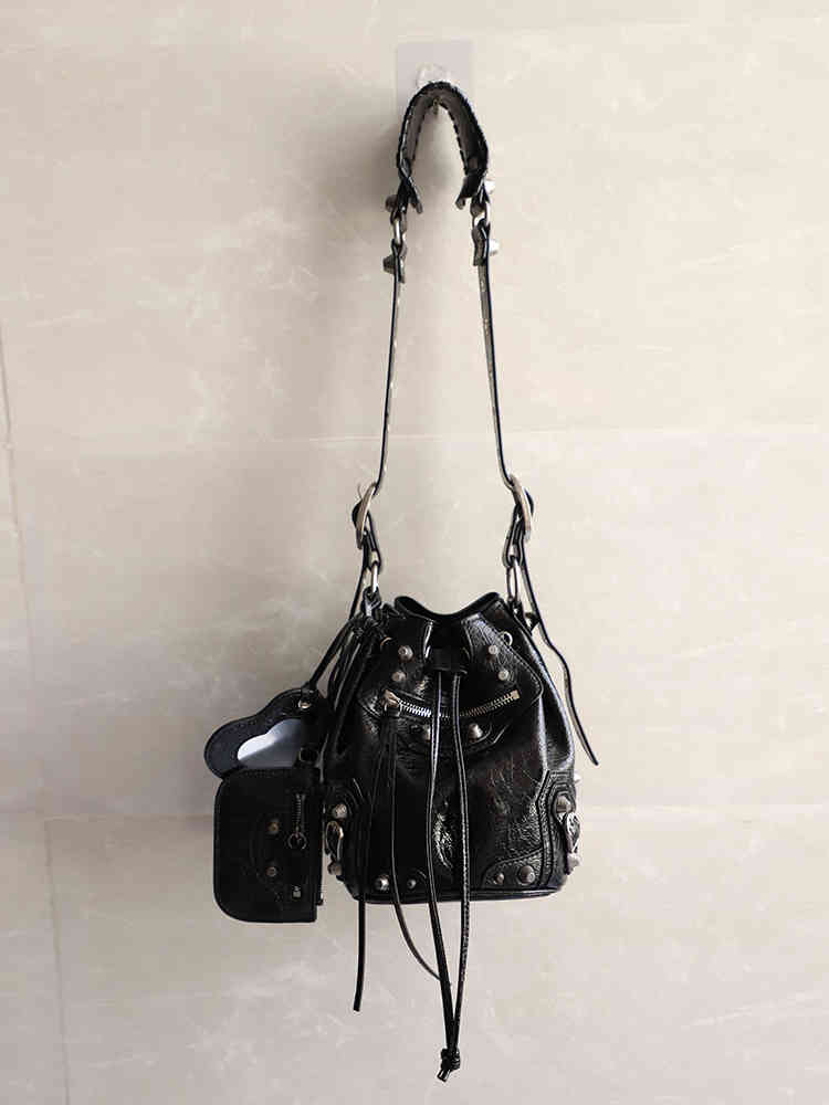 Designer bags Baleciga' women tote bag b Home Bag High Version Le Cagole Rivet Locomotive Popular Year Super Fire Bucket Women's Leather leisure handbag, Black
Designer bags Baleciga' women tote bag b Home Bag High Version Le Cagole Rivet Locomotive Popular Year Super Fire Bucket Women's Leather leisure handbag, Black