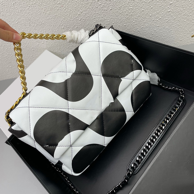 25CM Genuine Leather Womens Shoulder Bag Geometric Wave Pattern Printed Stitching Chain Handbag Two-Color Luxury Designers Ladies 19 Series Pocket Outdoor Sacoche, Box
25CM Genuine Leather Womens Shoulder Bag Geometric Wave Pattern Printed Stitching Chain Handbag Two-Color Luxury Designers Ladies 19 Series Pocket Outdoor Sacoche, Box