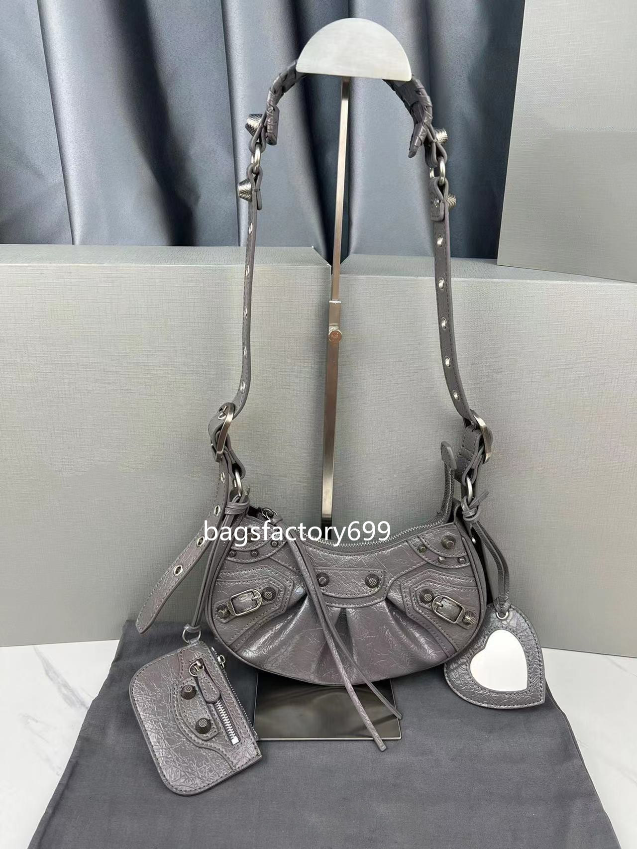 fashion designer locomotive axillary bags cool retro love half-moon mirror series crocodile shoulder bag handbag luxury designers multicolor fashion Crossbody, Box
fashion designer locomotive axillary bags cool retro love half-moon mirror series crocodile shoulder bag handbag luxury designers multicolor fashion Crossbody, Box
