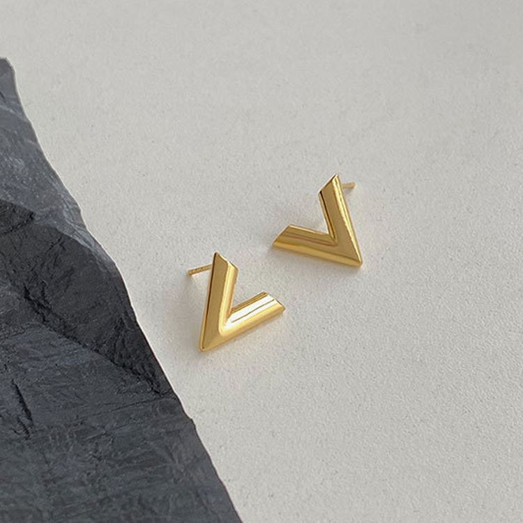 Top Quality Classic Style Women Studs Love Heart Studs V Letter Titanium Steel Earrings
Top Quality Classic Style Women Studs Love Heart Studs V Letter Titanium Steel Earrings
