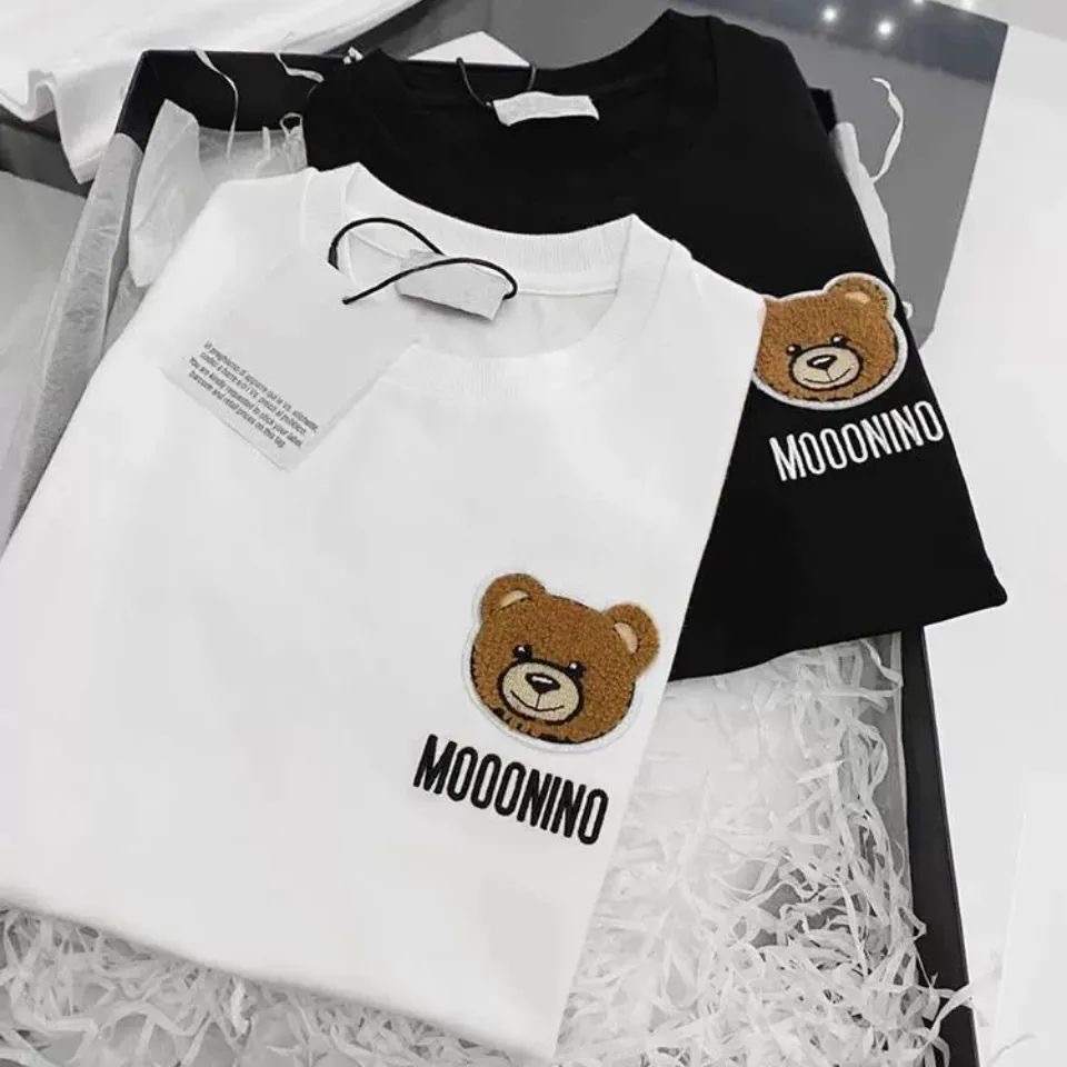 Luxury Designer Kids Fashion T-shirts New Arrival Short Sleeve Tees Tops Boys Girls Children Casual Letter Printed with Bear Pattern Pullover parent-child wear
Luxury Designer Kids Fashion T-shirts New Arrival Short Sleeve Tees Tops Boys Girls Children Casual Letter Printed with Bear Pattern Pullover parent-child wear