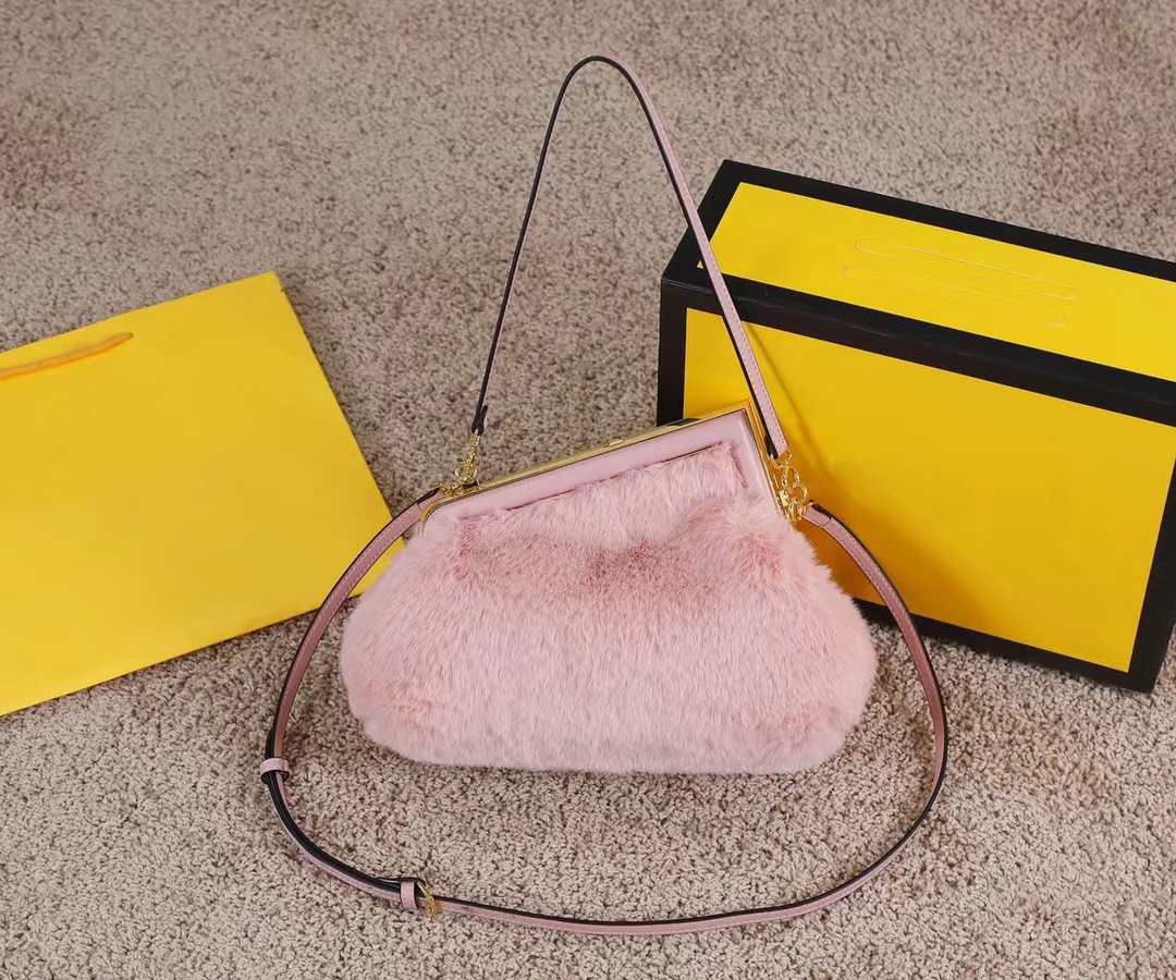 Designer Kim Jones's first cross-body dinner bag comes with a large shoulder strap 3376, Brown
Designer Kim Jones's first cross-body dinner bag comes with a large shoulder strap 3376, Brown