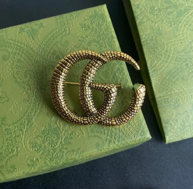 Famous Design Gold Brand Luxurys Desinger Brooch Women Rhinestone Pearl Letter Brooches Suit Pin Fashion Jewelry Clothing Decora with box 
Famous Design Gold Brand Luxurys Desinger Brooch Women Rhinestone Pearl Letter Brooches Suit Pin Fashion Jewelry Clothing Decora with box