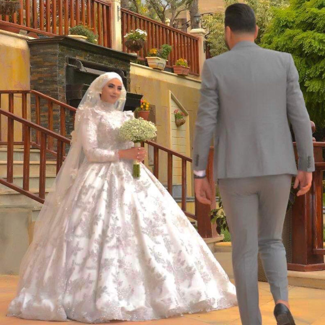 Gorgeous Lace Appliqued Muslim Ball Gowns Wedding Dresses White Beaded High Neck Arabic Dubai Puffy Long Sleeve Bridal Gowns Customs