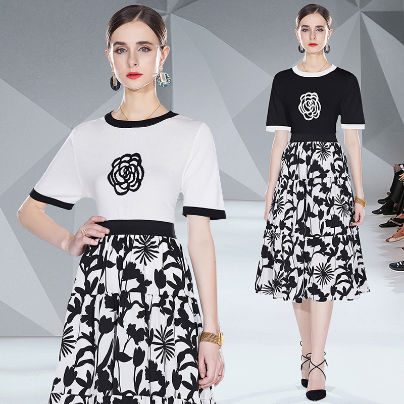 Luxury Two Piece Dress Designer Print Set 2022 Women Short Sleeve O-Neck Knitted Top and Loose Big Swing Silk Skirt Summer Autumn Woman Suits Office Lady Elegant Suit, Customize
Luxury Two Piece Dress Designer Print Set 2022 Women Short Sleeve O-Neck Knitted Top and Loose Big Swing Silk Skirt Summer Autumn Woman Suits Office Lady Elegant Suit, Customize