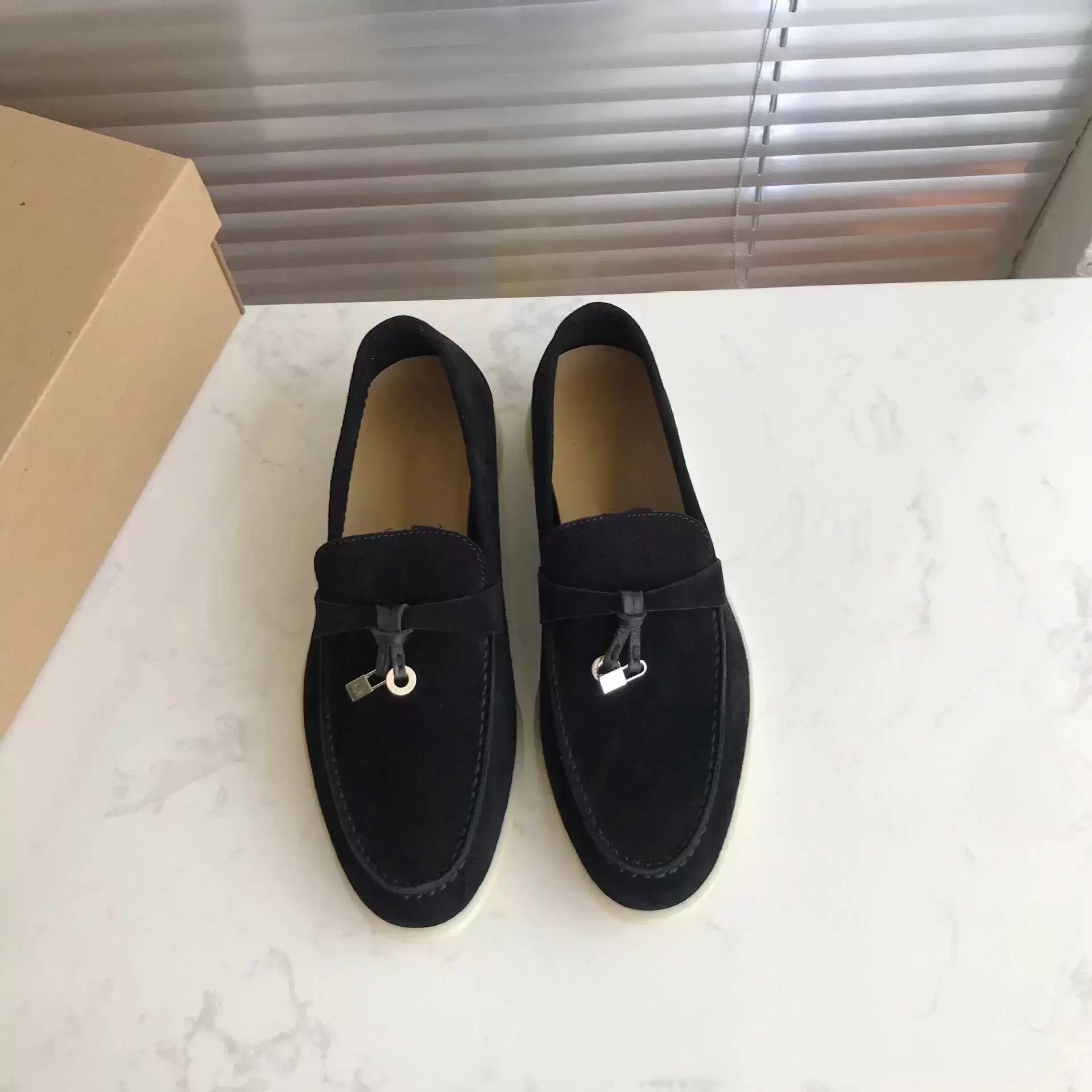 Season New Suede leather Mens shoes Women Loro Walk sneakers punching tassels Lock designer Flats leisure dress Loafers official plus J01Z PCIF
Season New Suede leather Mens shoes Women Loro Walk sneakers punching tassels Lock designer Flats leisure dress Loafers official plus J01Z PCIF