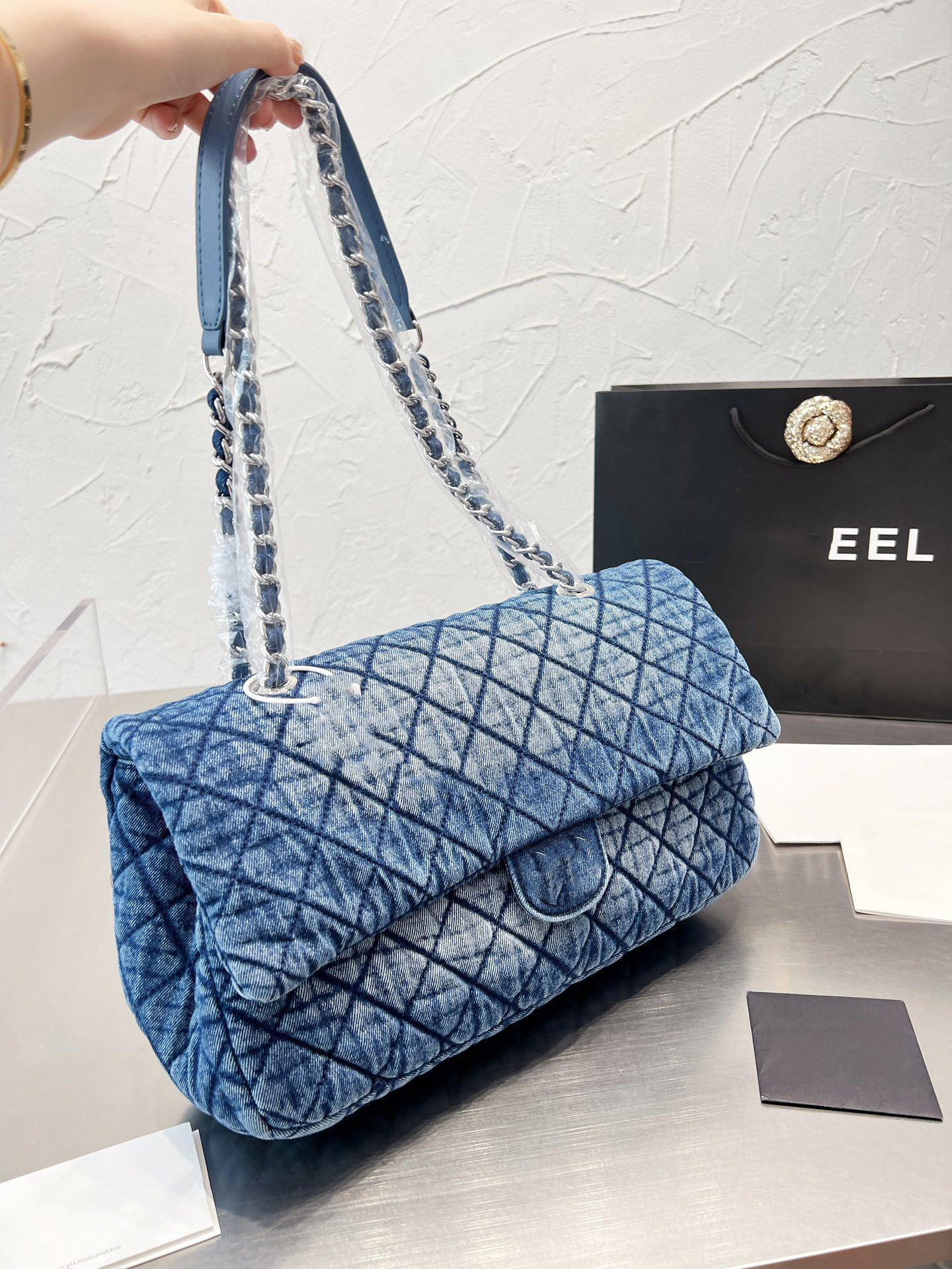 Designer Denim Maxi Jumbo classic flip bag Quilted Satin chain cross shoulder Big Mac luxury designer Street cool large capacity outdoor travel handbag sacoche W39, Extra freight
Designer Denim Maxi Jumbo classic flip bag Quilted Satin chain cross shoulder Big Mac luxury designer Street cool large capacity outdoor travel handbag sacoche W39, Extra freight