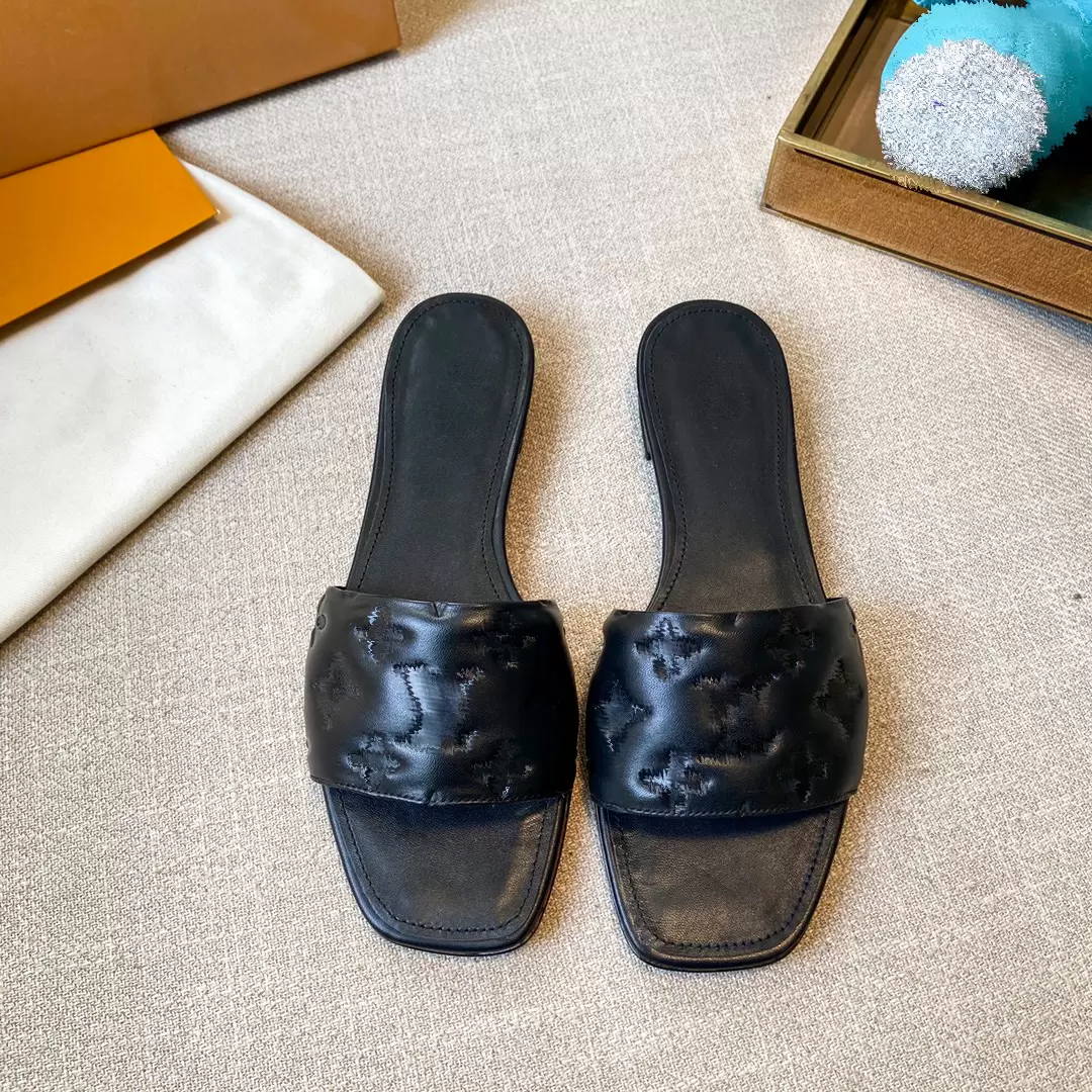 2022 Revival Flat Mules designer slipper high-quality men women leather outsole mule women fashion summer beach sandals open toe slippers 35-43
2022 Revival Flat Mules designer slipper high-quality men women leather outsole mule women fashion summer beach sandals open toe slippers 35-43