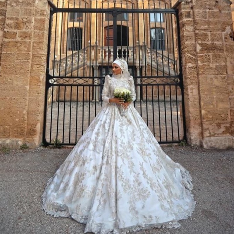 Gorgeous Lace Appliqued Muslim Ball Gowns Wedding Dresses White Beaded High Neck Arabic Dubai Puffy Long Sleeve Bridal Gowns Customs