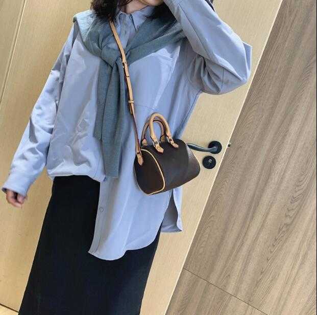 Shoulder bag high quality Women messenger bag handbags brown color Leather crossbody bags mini bag 16x12x9cm
Shoulder bag high quality Women messenger bag handbags brown color Leather crossbody bags mini bag 16x12x9cm