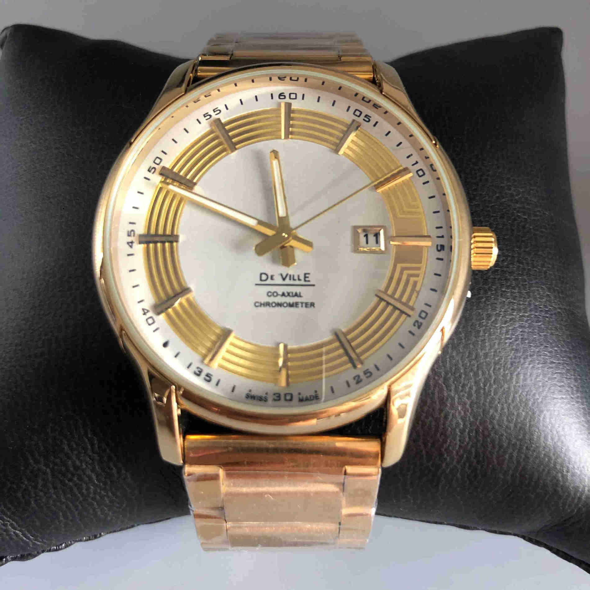 2022 Fashion simple wind three-pin men's watch high-quality brand quartz movement display calendar round bezel
2022 Fashion simple wind three-pin men's watch high-quality brand quartz movement display calendar round bezel