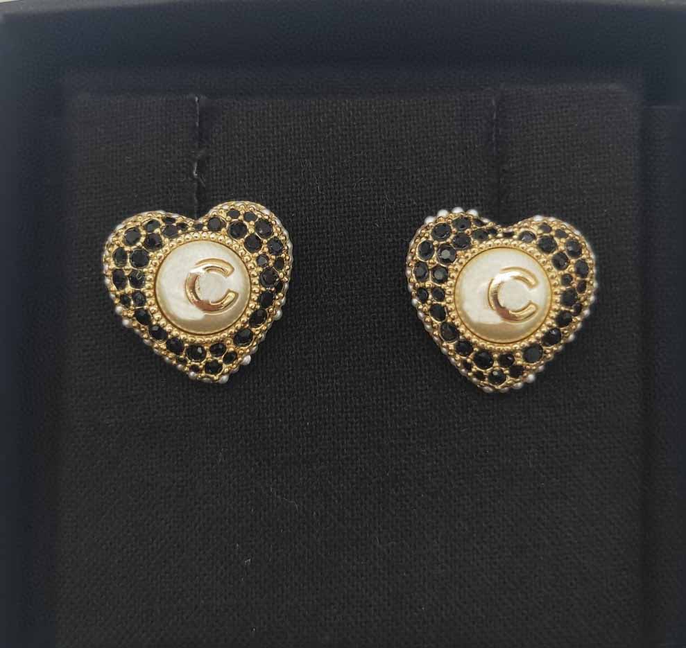 2022 Top quality Charm stud earrin with diamond and nature shell beads in 18k gold plated have box stamp PS7136A
2022 Top quality Charm stud earrin with diamond and nature shell beads in 18k gold plated have box stamp PS7136A