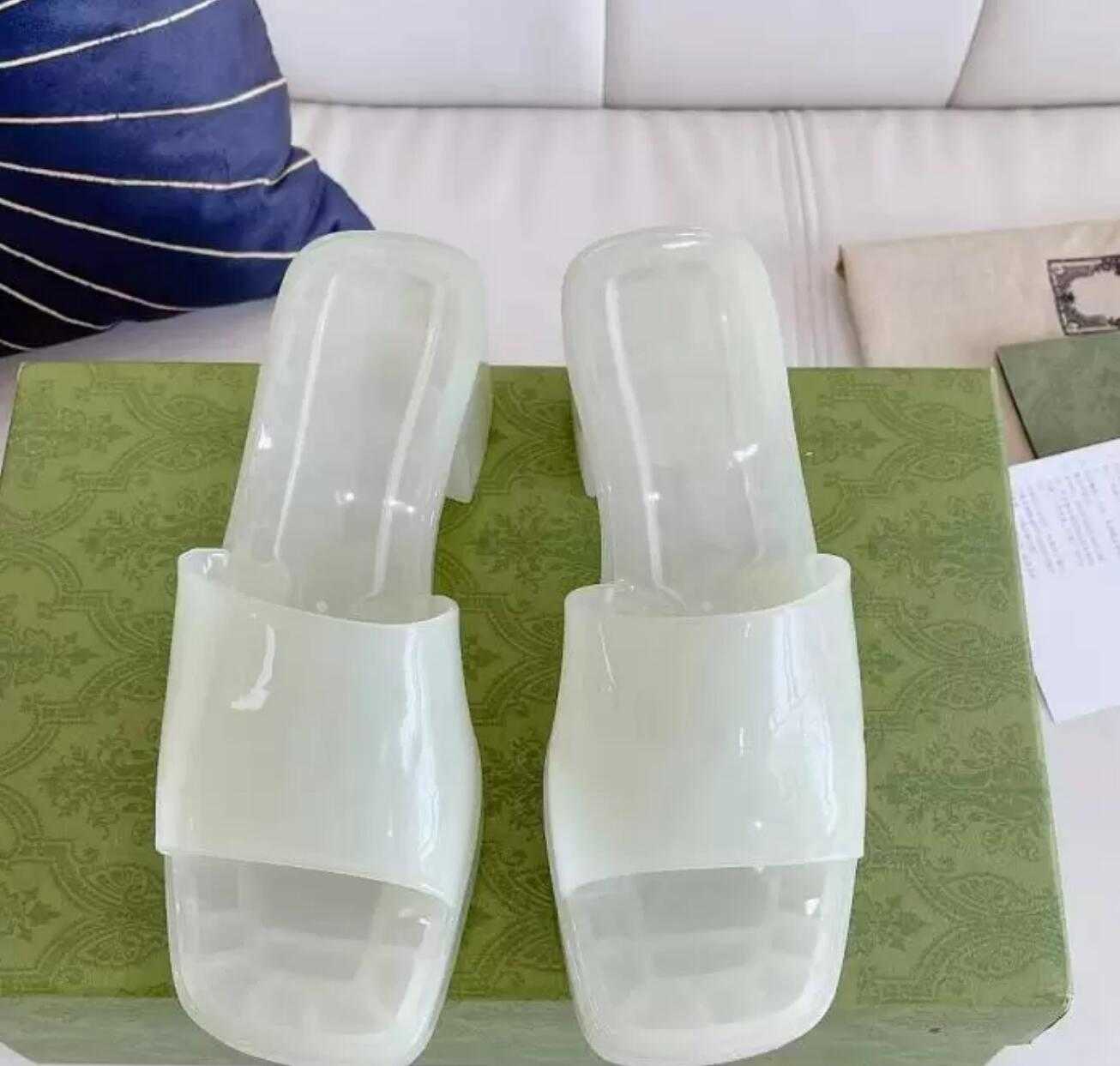 Fashion Rubber Luxury Brand Sandbeach Slipper Summer Transparency Jelly Slippers Women Leisure Letter Printing Chunky Heels Sandal With original box
Fashion Rubber Luxury Brand Sandbeach Slipper Summer Transparency Jelly Slippers Women Leisure Letter Printing Chunky Heels Sandal With original box