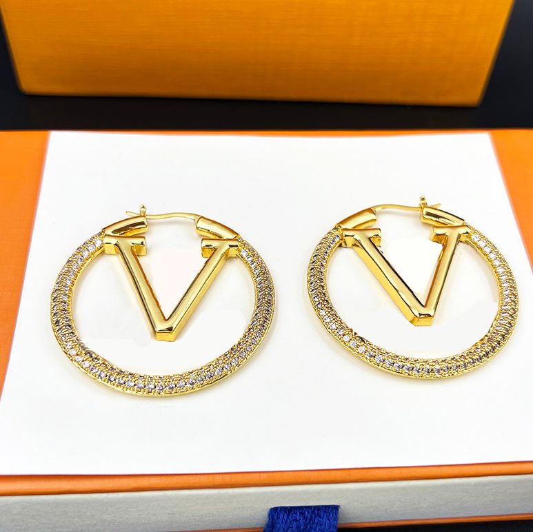 Luxury Diamond Gold Stud Earrings Designer Fashion Hoop Letter Womens Earring Circle Brand Pearl Wedding Earrings High Quality Jewelry with box
Luxury Diamond Gold Stud Earrings Designer Fashion Hoop Letter Womens Earring Circle Brand Pearl Wedding Earrings High Quality Jewelry with box