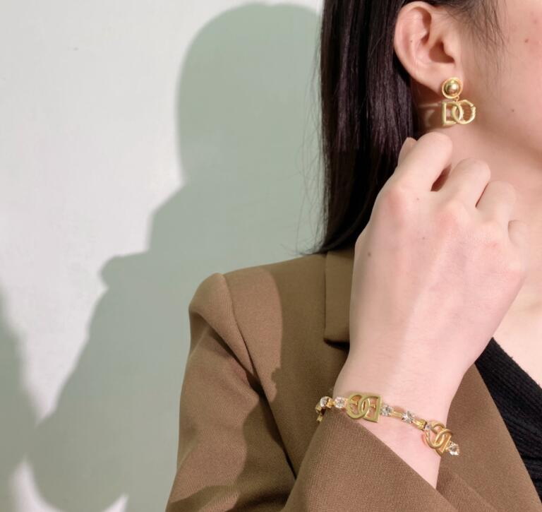 New Designed Brass Bracelets Link Chain crystal diamond hollow out D G Letter bangle Women's All-match vogue Fashion Bracelet Designer Jewelry 1g1
New Designed Brass Bracelets Link Chain crystal diamond hollow out D G Letter bangle Women's All-match vogue Fashion Bracelet Designer Jewelry 1g1