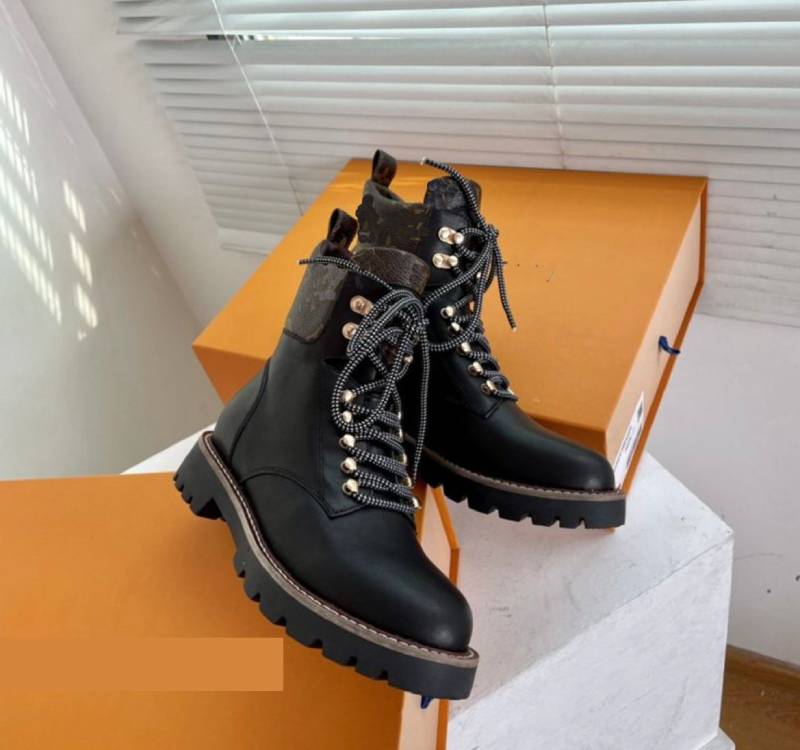 Women Designer Boots 2022 new British fashion versatile boots OP23 with thick heel round head and side zipper mid-leg Winter Women Shoes
Women Designer Boots 2022 new British fashion versatile boots OP23 with thick heel round head and side zipper mid-leg Winter Women Shoes