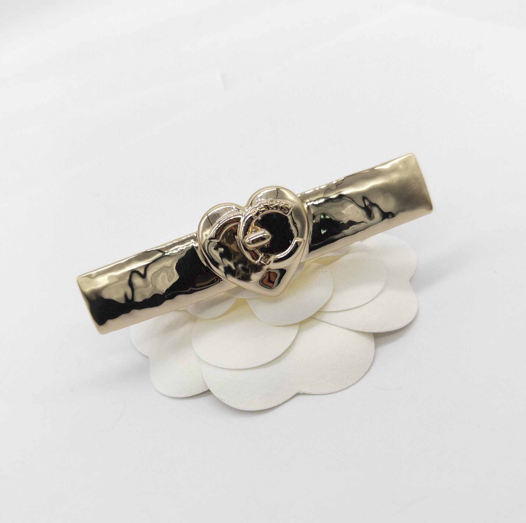 2022 Top quality charm punk hair clip in heart shape and 18k gold plated have box stamp PS7150A
2022 Top quality charm punk hair clip in heart shape and 18k gold plated have box stamp PS7150A