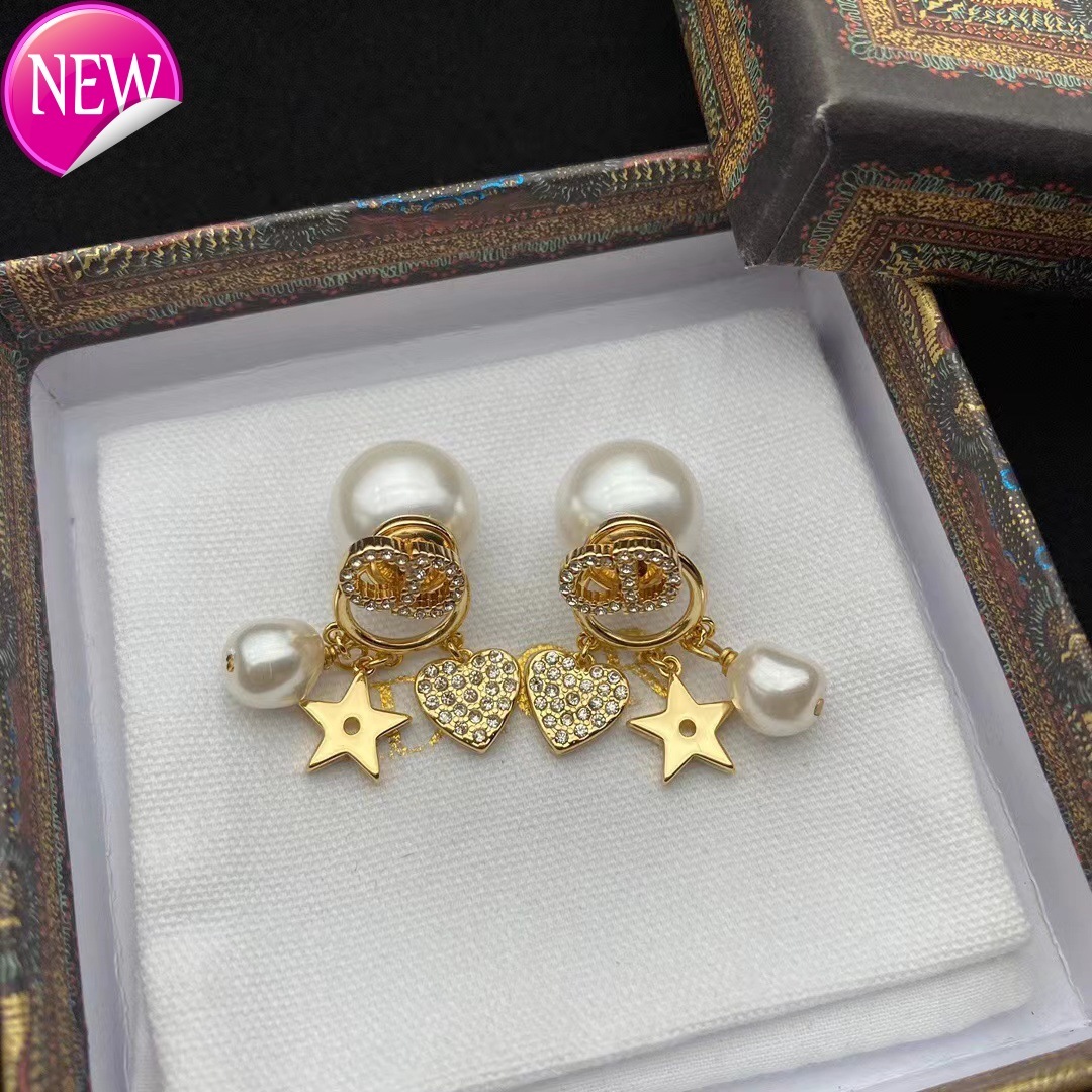 luxury brand design earrings D family / di new brass pearl five pointed star full diamond love CD letter Earrings female 925 silver needle
luxury brand design earrings D family / di new brass pearl five pointed star full diamond love CD letter Earrings female 925 silver needle