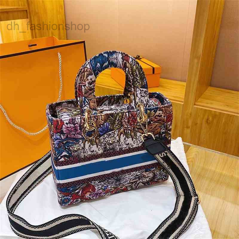 Fashion Women's Handbags Crossbody Bag Lady Shoes Wallet Designer Handbag Canvas Portable New Style Messenger One Shoulder Small Square Tote 2022
Fashion Women's Handbags Crossbody Bag Lady Shoes Wallet Designer Handbag Canvas Portable New Style Messenger One Shoulder Small Square Tote 2022