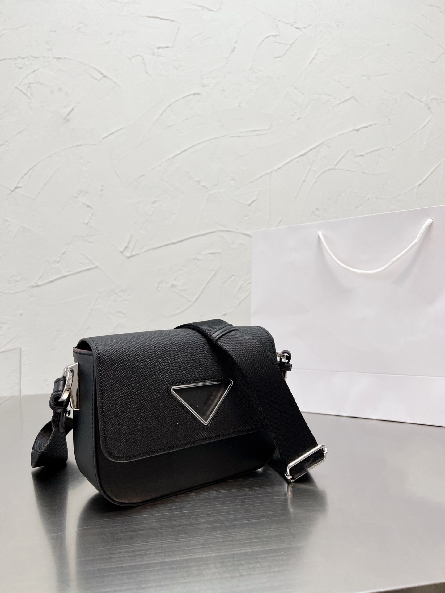 Women's Luxury Designer Shoulder Bags Prads Purse Tote Handbags Crossbody Bag Flip Messenger Bags Wallets Fashion Lightweight Versatile Three Colors, Air column bag
Women's Luxury Designer Shoulder Bags Prads Purse Tote Handbags Crossbody Bag Flip Messenger Bags Wallets Fashion Lightweight Versatile Three Colors, Air column bag