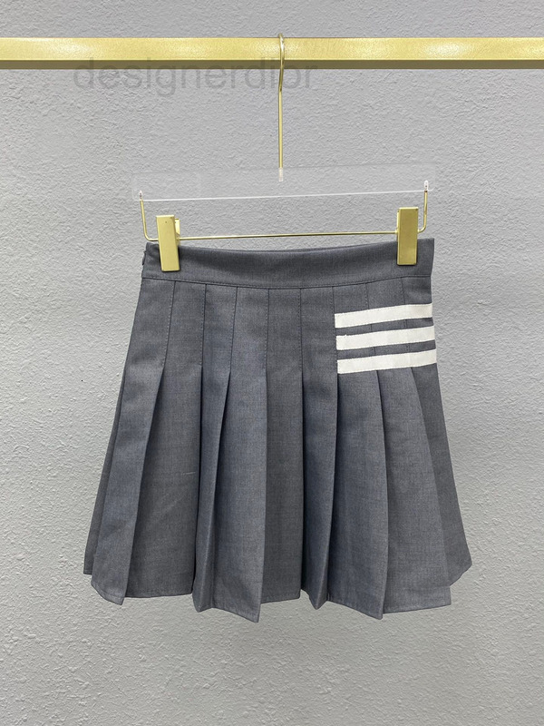 Skirts designer Grey A-shaped skirt with high waist and slim appearance college style age reducing pleated new hip covering in summer, 2# packing bag
Skirts designer Grey A-shaped skirt with high waist and slim appearance college style age reducing pleated new hip covering in summer, 2# packing bag