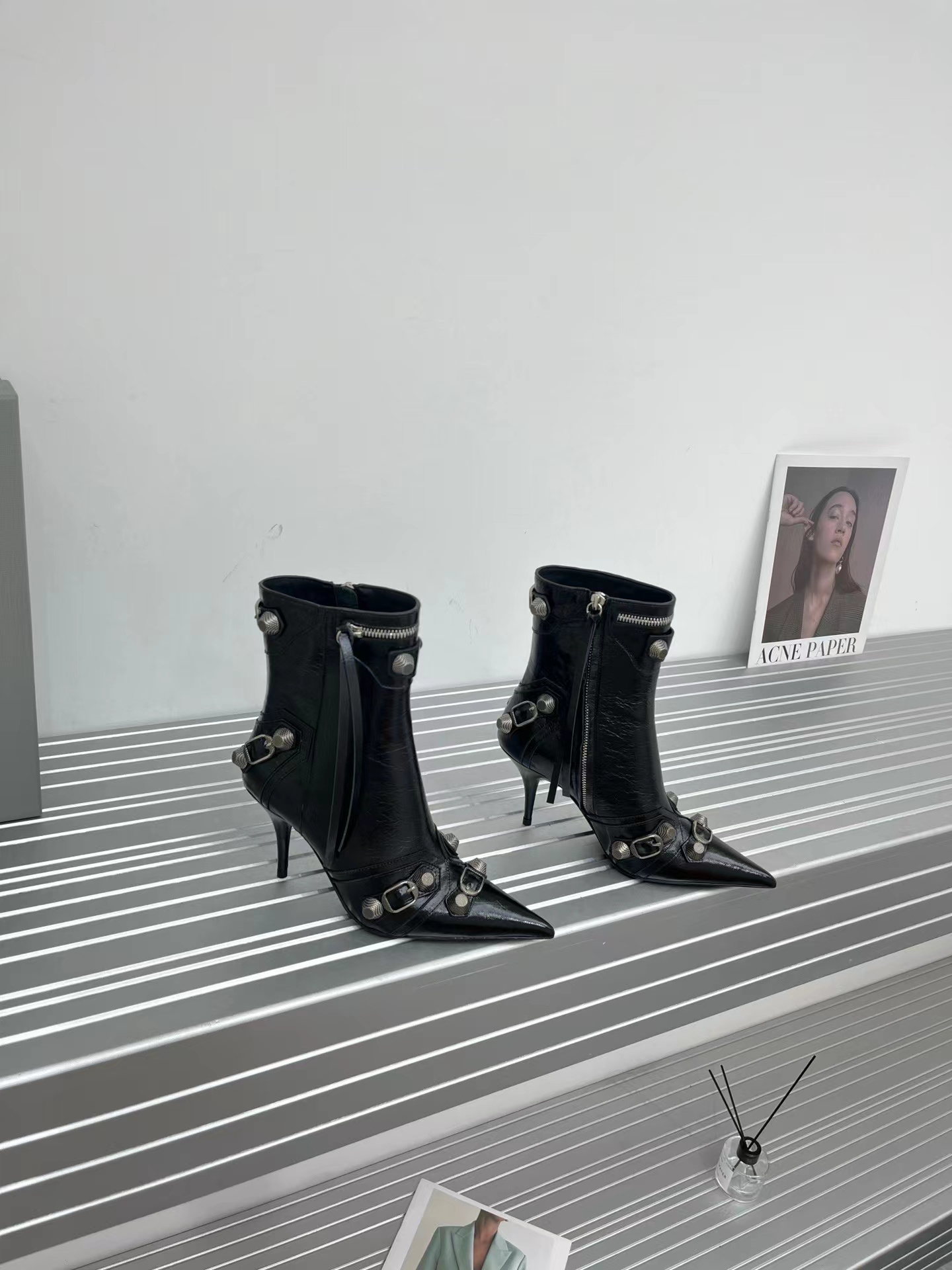 Boots 2022 CAGOLE new metal nail motorcycle boot Liudin prong side zipper not pick leg type 35-41, Yellow
Boots 2022 CAGOLE new metal nail motorcycle boot Liudin prong side zipper not pick leg type 35-41, Yellow